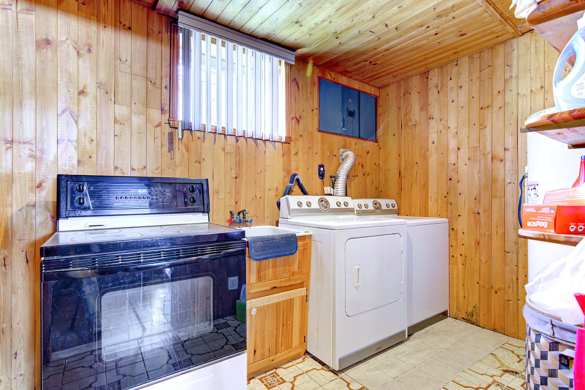 1560 Rue Trépanier, Laval (Chomedey), Quebec H7W3G7, 6 Bedrooms Bedrooms, 14 Rooms Rooms,2 BathroomsBathrooms,Residential,For Sale,Rue Trépanier,21346560