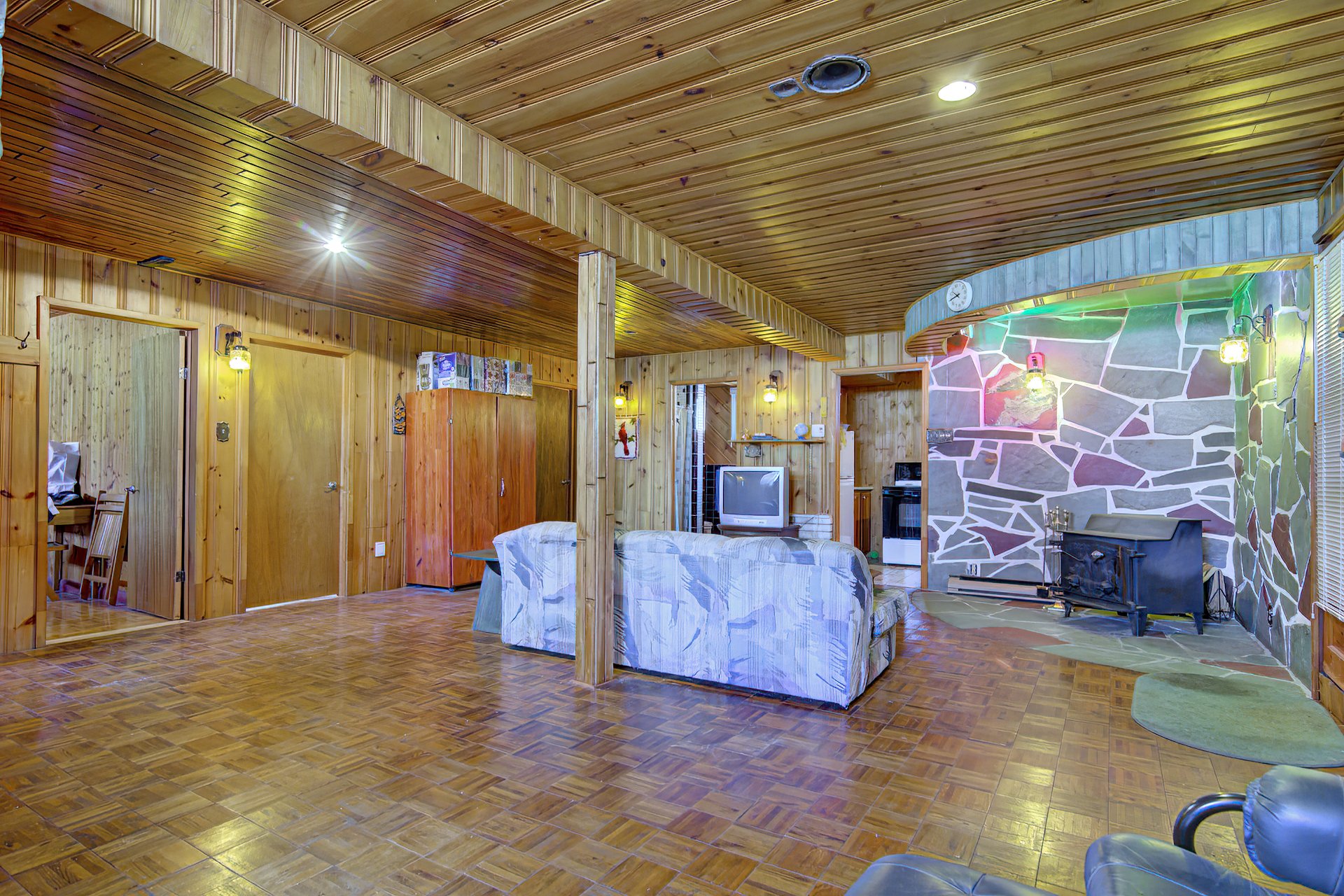 1560 Rue Trépanier, Laval (Chomedey), Quebec H7W3G7, 6 Bedrooms Bedrooms, 14 Rooms Rooms,2 BathroomsBathrooms,Residential,For Sale,Rue Trépanier,21346560