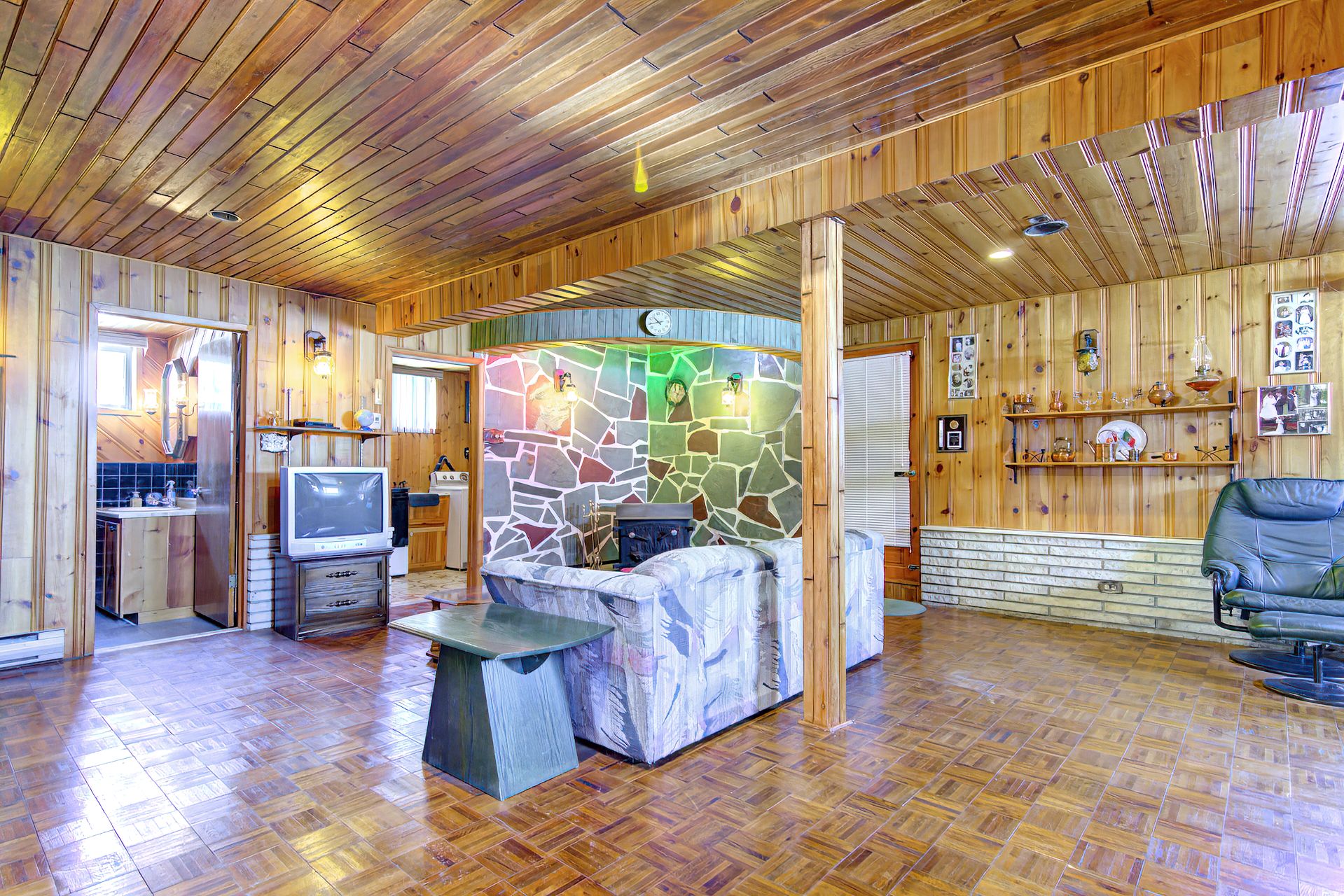 1560 Rue Trépanier, Laval (Chomedey), Quebec H7W3G7, 6 Bedrooms Bedrooms, 14 Rooms Rooms,2 BathroomsBathrooms,Residential,For Sale,Rue Trépanier,21346560