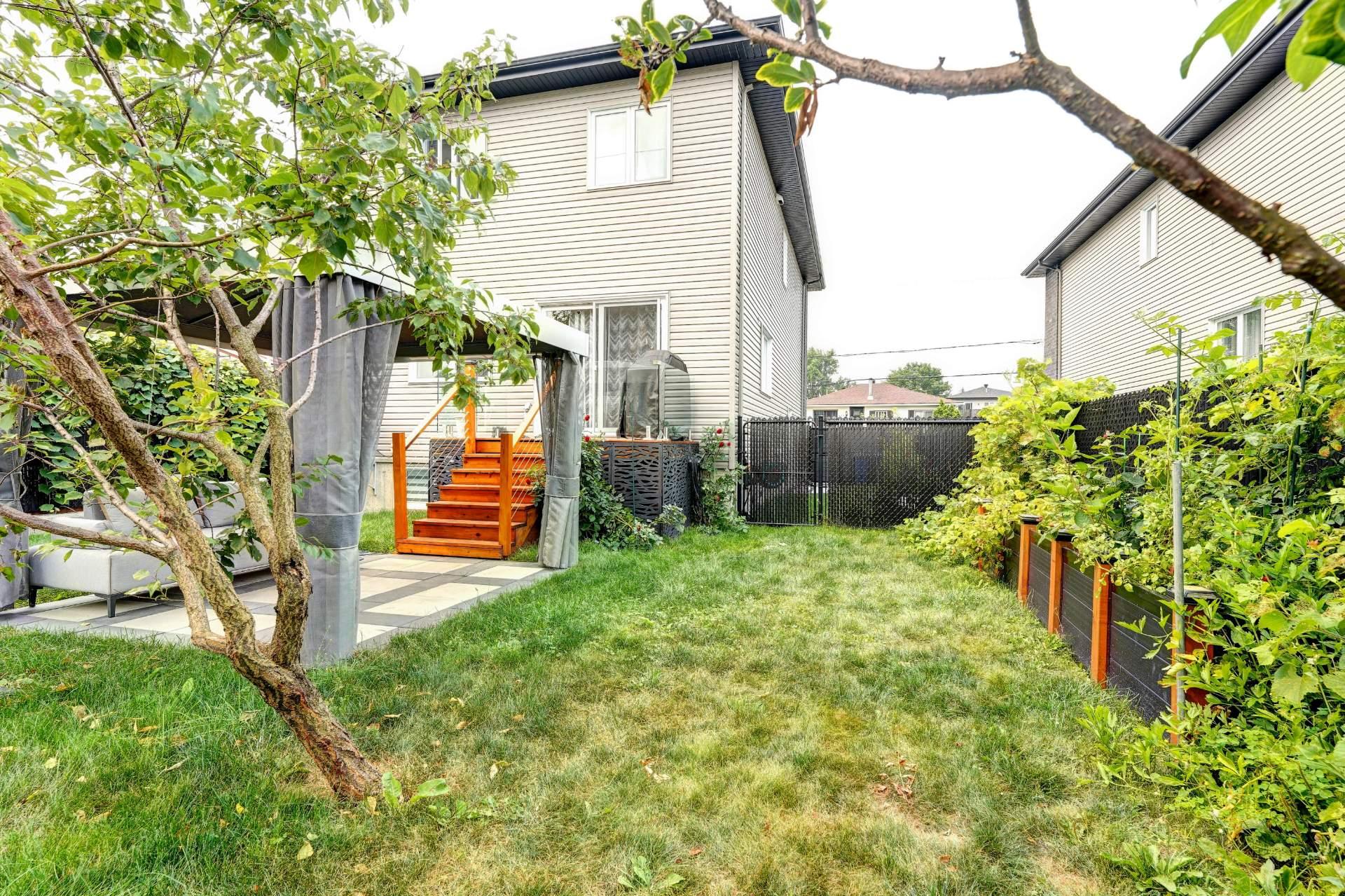 615 4e Avenue, Laval (Fabreville), Quebec H7R4K2, 3 Bedrooms Bedrooms, 12 Rooms Rooms,2 BathroomsBathrooms,Residential,For Sale,4e Avenue,16498129