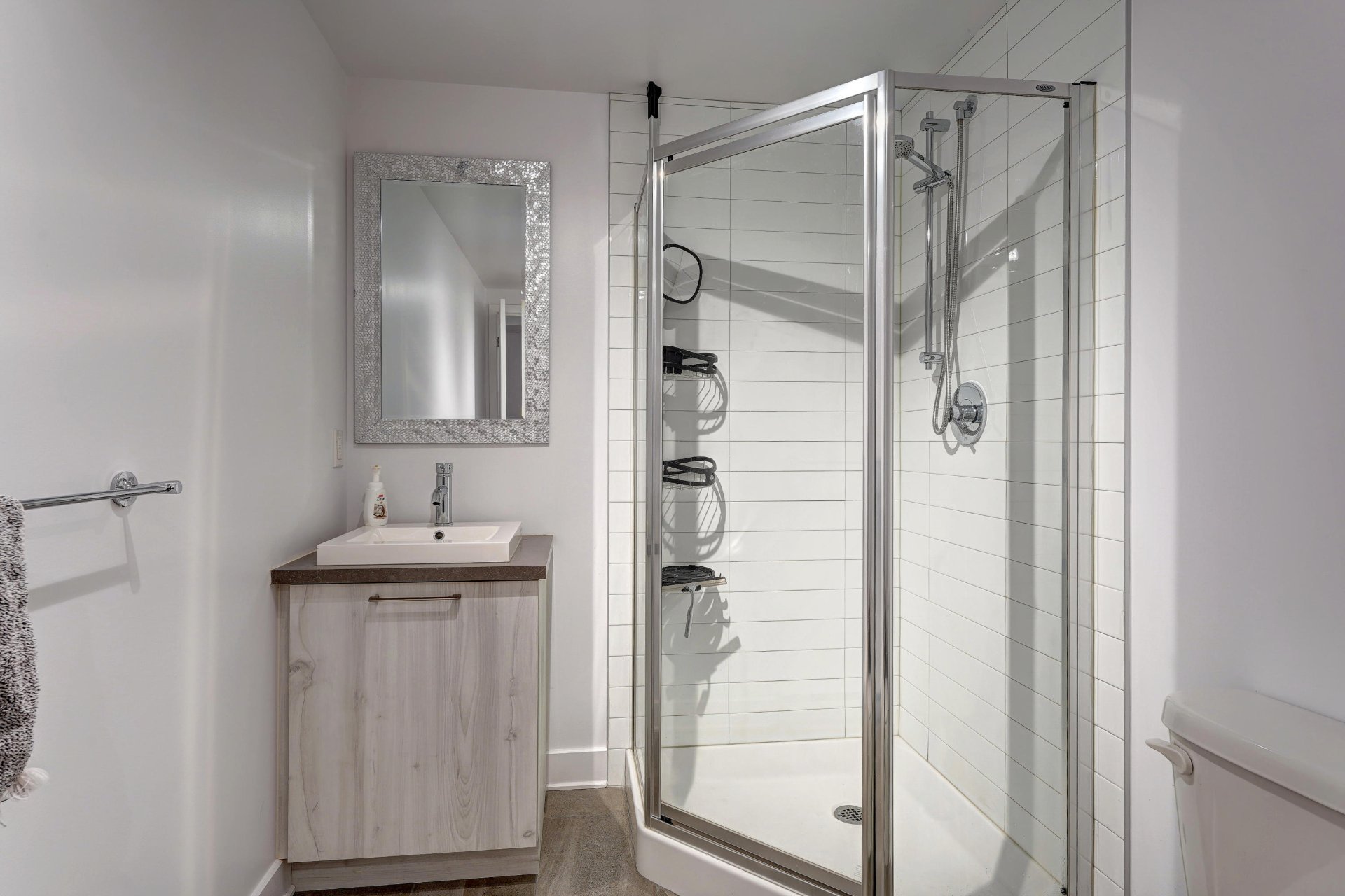 615 4e Avenue, Laval (Fabreville), Quebec H7R4K2, 3 Bedrooms Bedrooms, 12 Rooms Rooms,2 BathroomsBathrooms,Residential,For Sale,4e Avenue,16498129