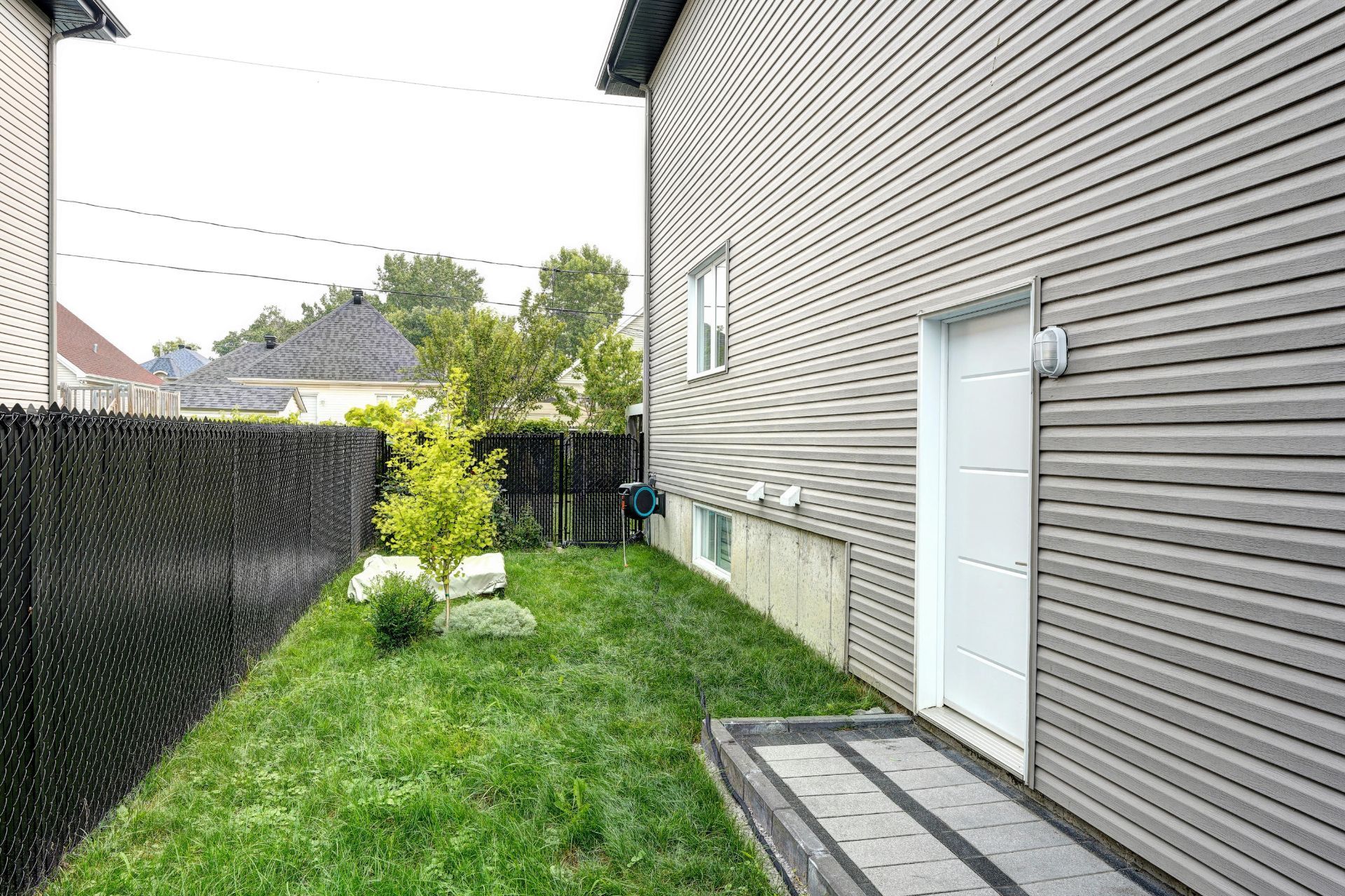 615 4e Avenue, Laval (Fabreville), Quebec H7R4K2, 3 Bedrooms Bedrooms, 12 Rooms Rooms,2 BathroomsBathrooms,Residential,For Sale,4e Avenue,16498129