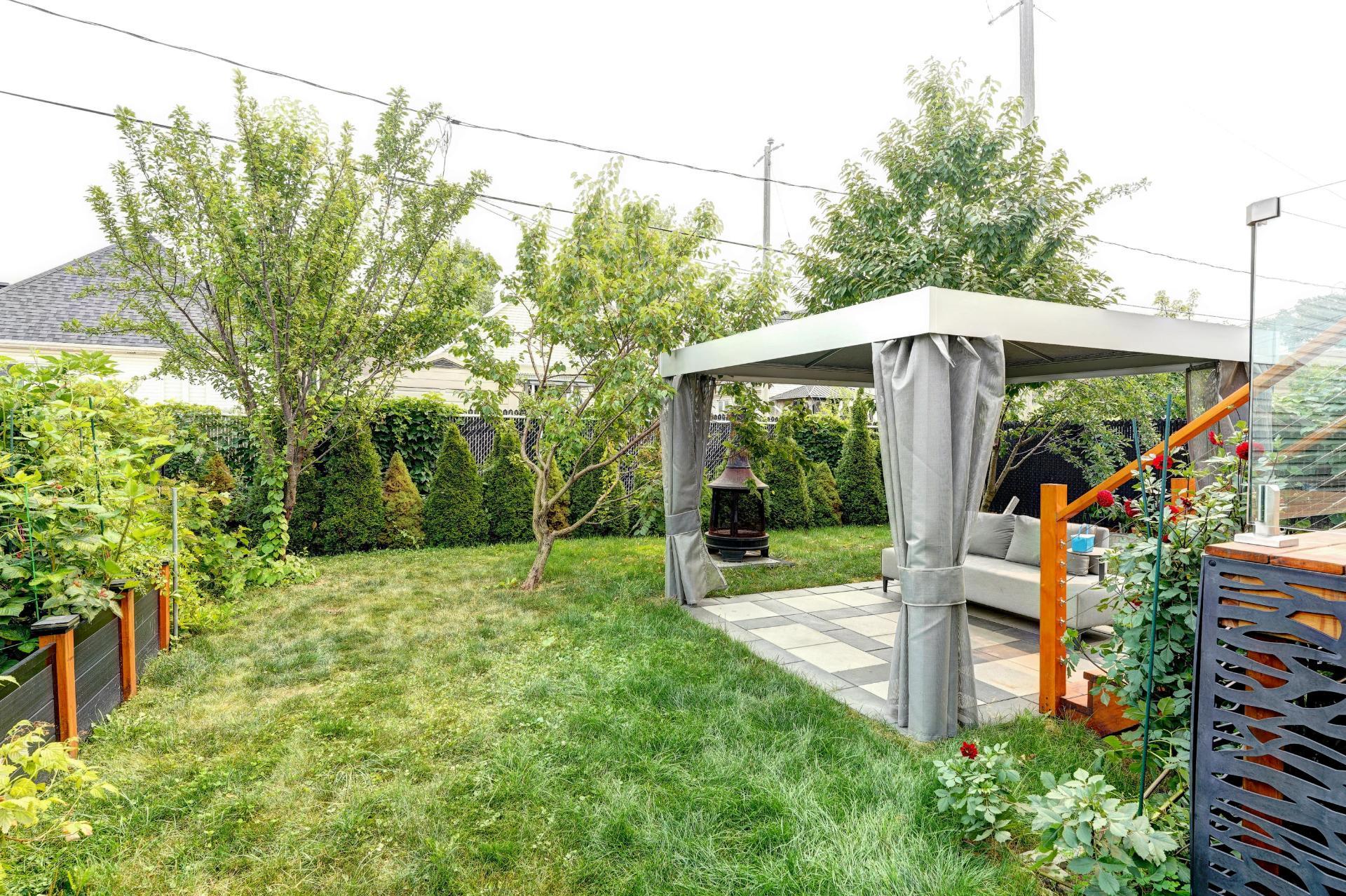 615 4e Avenue, Laval (Fabreville), Quebec H7R4K2, 3 Bedrooms Bedrooms, 12 Rooms Rooms,2 BathroomsBathrooms,Residential,For Sale,4e Avenue,16498129