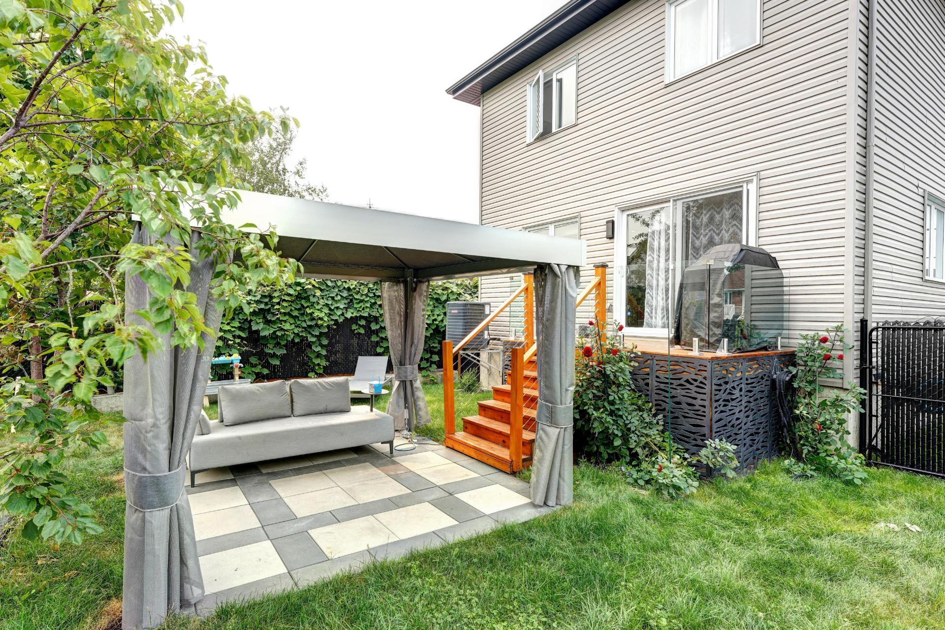 615 4e Avenue, Laval (Fabreville), Quebec H7R4K2, 3 Bedrooms Bedrooms, 12 Rooms Rooms,2 BathroomsBathrooms,Residential,For Sale,4e Avenue,16498129