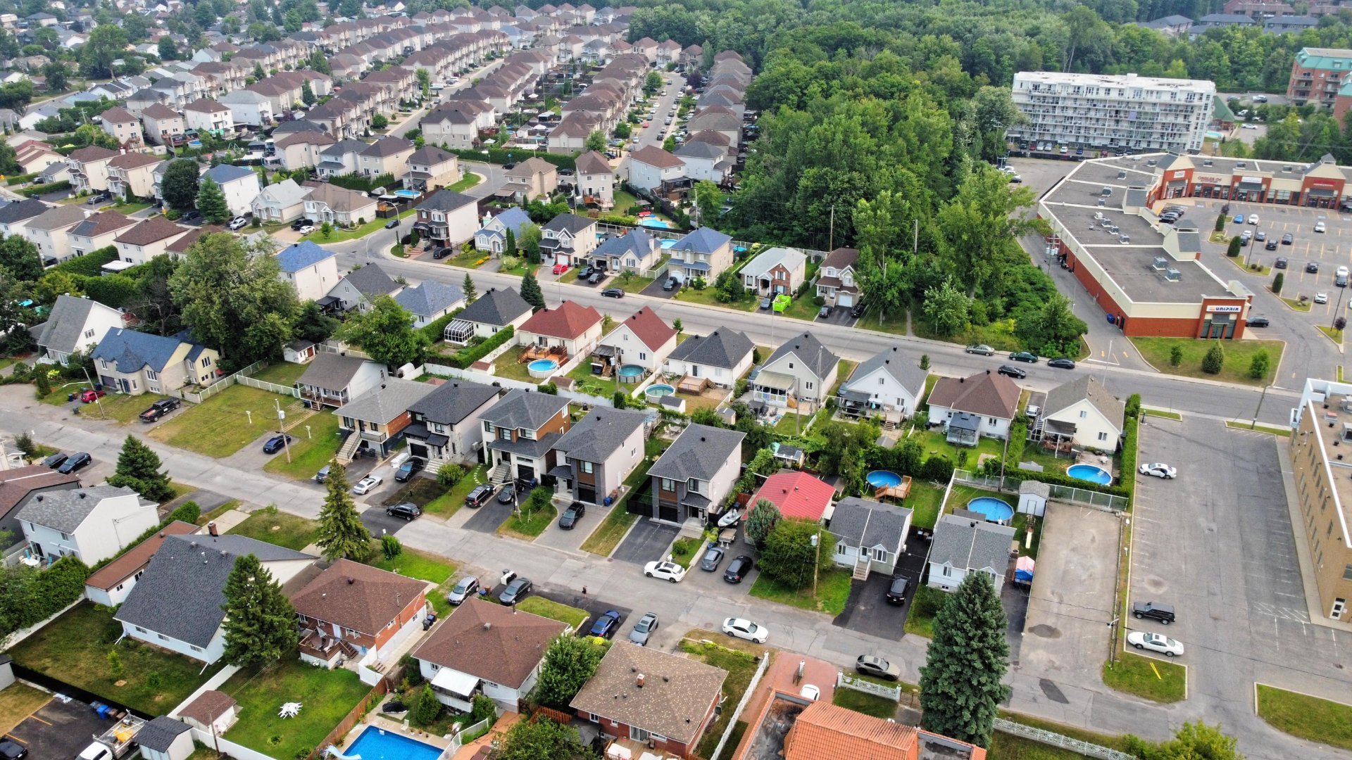 615 4e Avenue, Laval (Fabreville), Quebec H7R4K2, 3 Bedrooms Bedrooms, 12 Rooms Rooms,2 BathroomsBathrooms,Residential,For Sale,4e Avenue,16498129