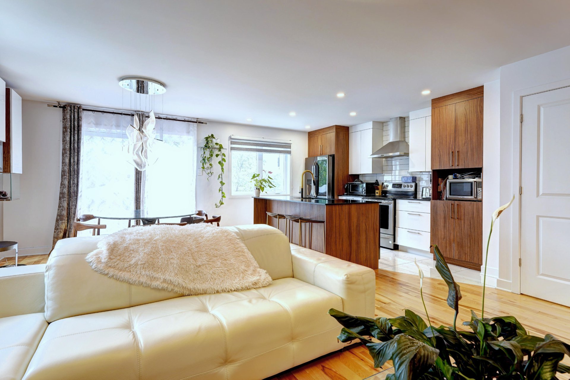 615 4e Avenue, Laval (Fabreville), Quebec H7R4K2, 3 Bedrooms Bedrooms, 12 Rooms Rooms,2 BathroomsBathrooms,Residential,For Sale,4e Avenue,16498129