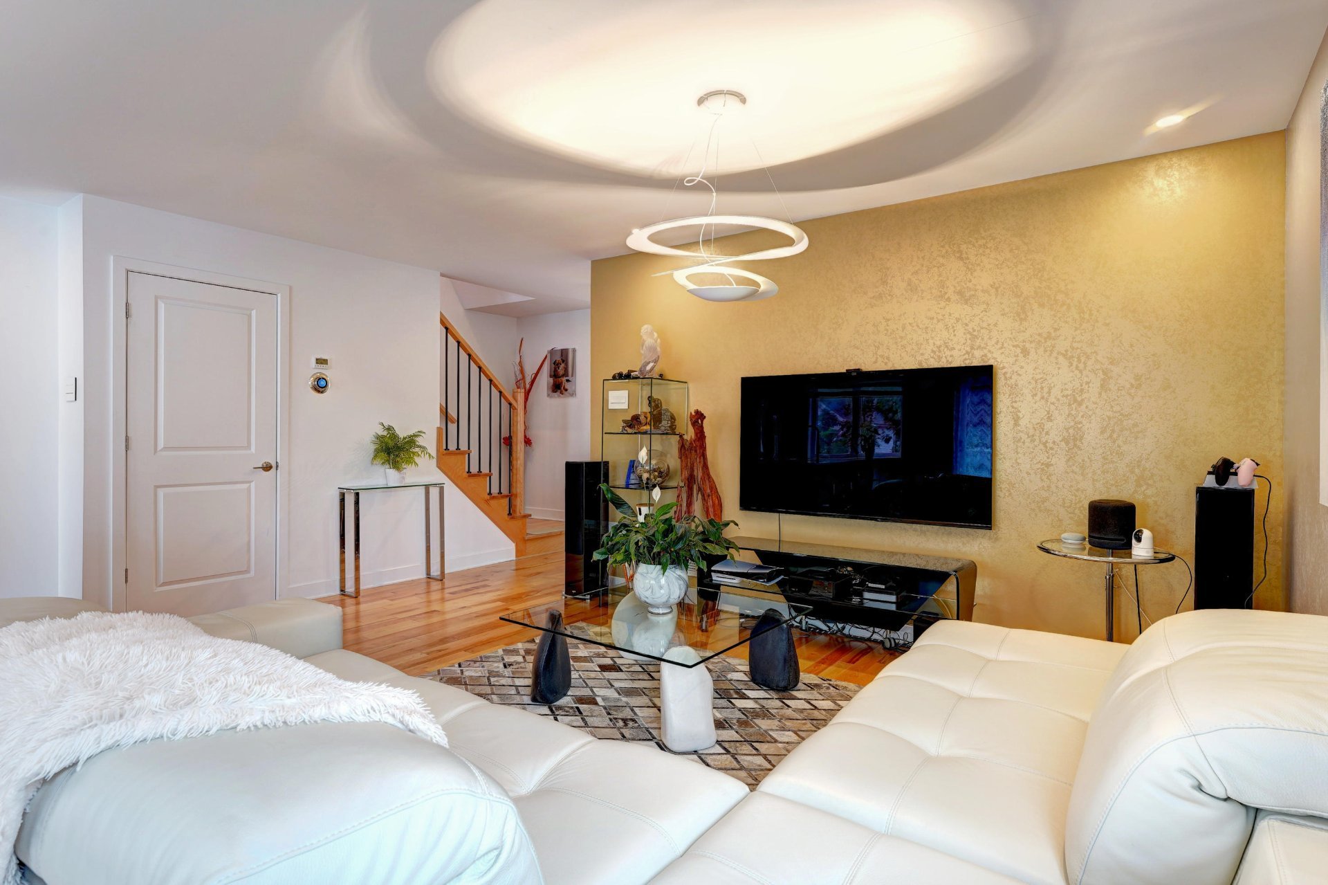 615 4e Avenue, Laval (Fabreville), Quebec H7R4K2, 3 Bedrooms Bedrooms, 12 Rooms Rooms,2 BathroomsBathrooms,Residential,For Sale,4e Avenue,16498129