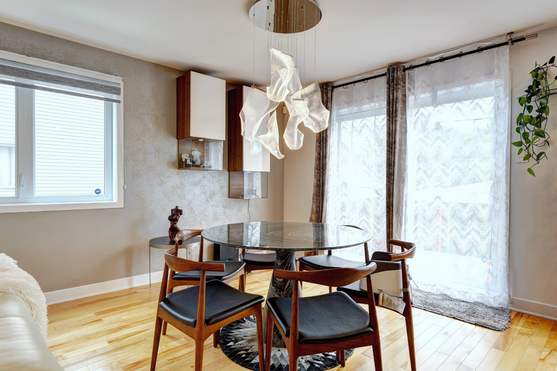 615 4e Avenue, Laval (Fabreville), Quebec H7R4K2, 3 Bedrooms Bedrooms, 12 Rooms Rooms,2 BathroomsBathrooms,Residential,For Sale,4e Avenue,16498129