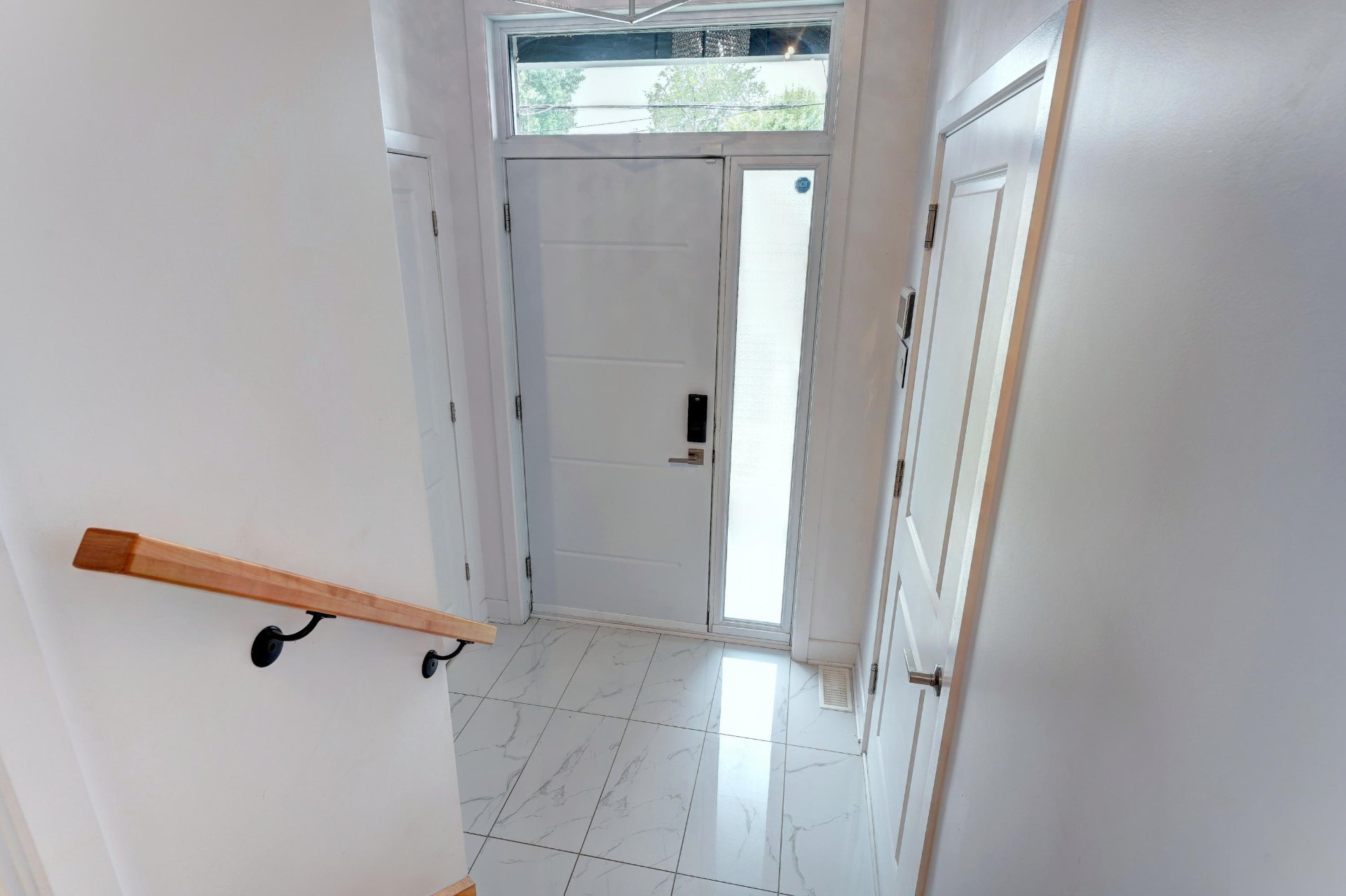 615 4e Avenue, Laval (Fabreville), Quebec H7R4K2, 3 Bedrooms Bedrooms, 12 Rooms Rooms,2 BathroomsBathrooms,Residential,For Sale,4e Avenue,16498129