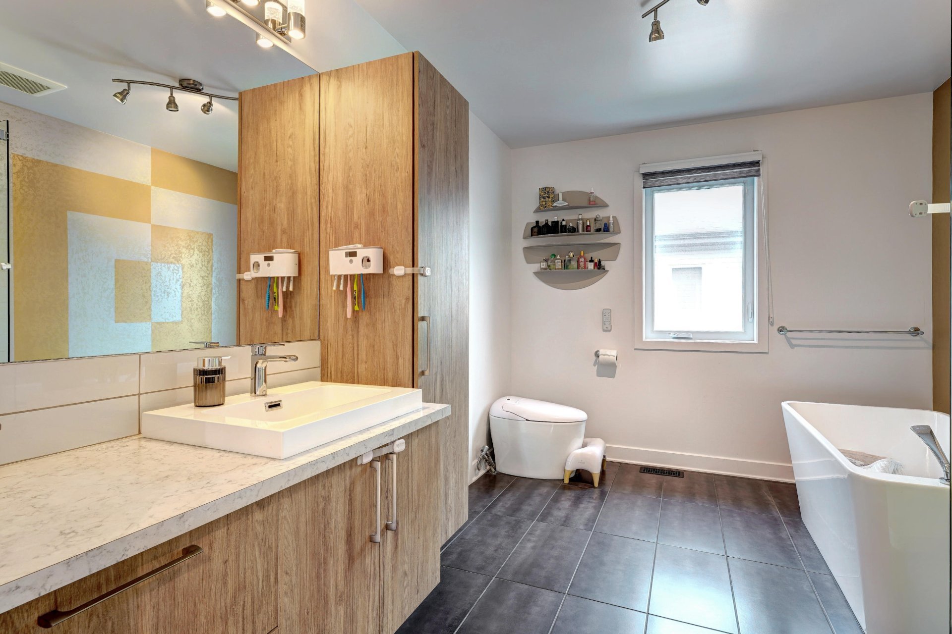 615 4e Avenue, Laval (Fabreville), Quebec H7R4K2, 3 Bedrooms Bedrooms, 12 Rooms Rooms,2 BathroomsBathrooms,Residential,For Sale,4e Avenue,16498129