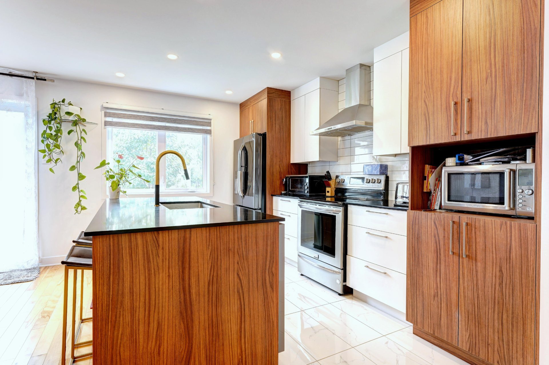 615 4e Avenue, Laval (Fabreville), Quebec H7R4K2, 3 Bedrooms Bedrooms, 12 Rooms Rooms,2 BathroomsBathrooms,Residential,For Sale,4e Avenue,16498129