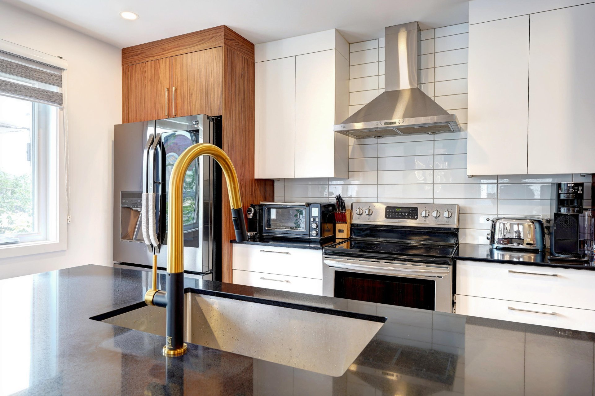 615 4e Avenue, Laval (Fabreville), Quebec H7R4K2, 3 Bedrooms Bedrooms, 12 Rooms Rooms,2 BathroomsBathrooms,Residential,For Sale,4e Avenue,16498129