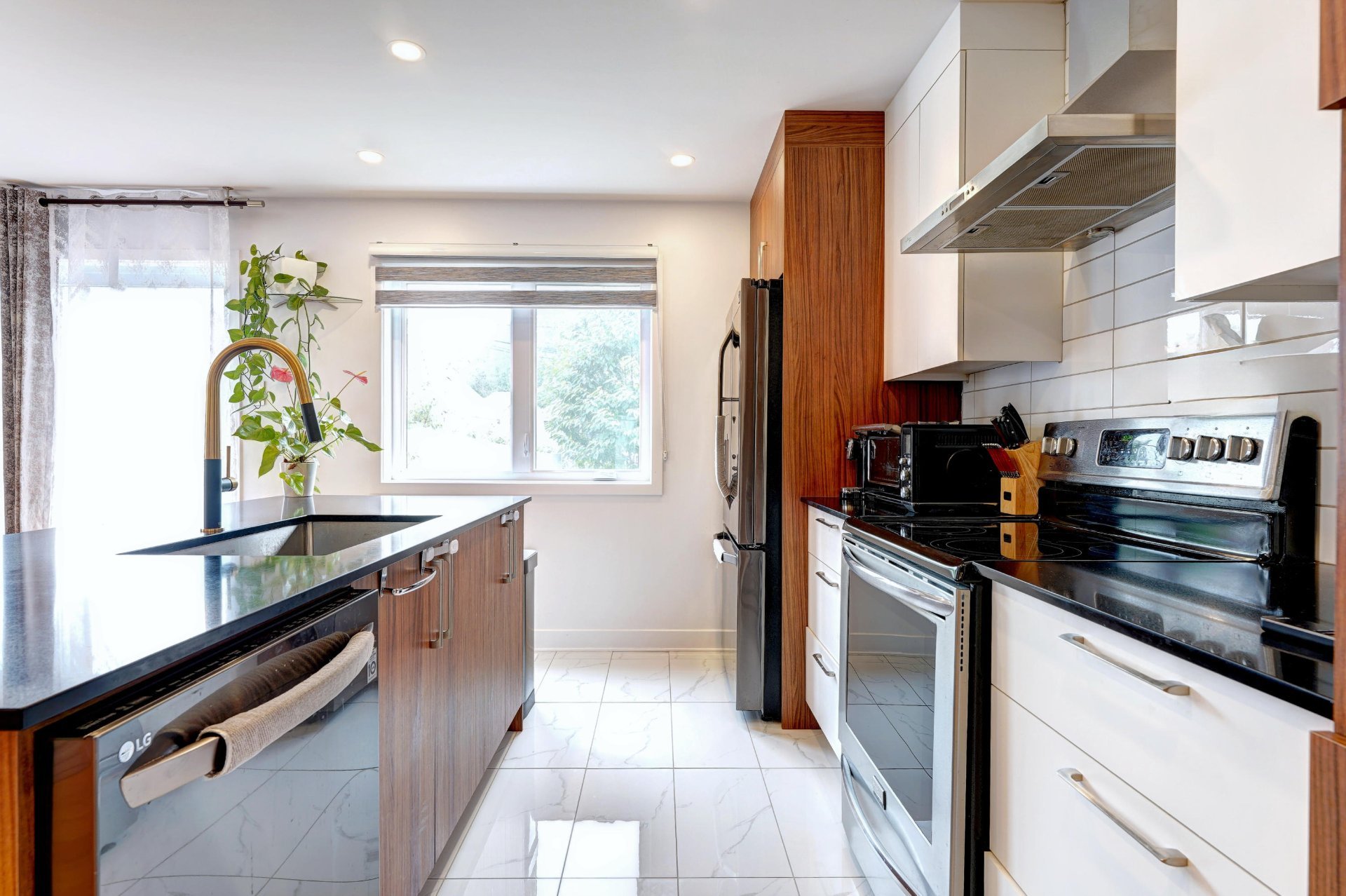 615 4e Avenue, Laval (Fabreville), Quebec H7R4K2, 3 Bedrooms Bedrooms, 12 Rooms Rooms,2 BathroomsBathrooms,Residential,For Sale,4e Avenue,16498129