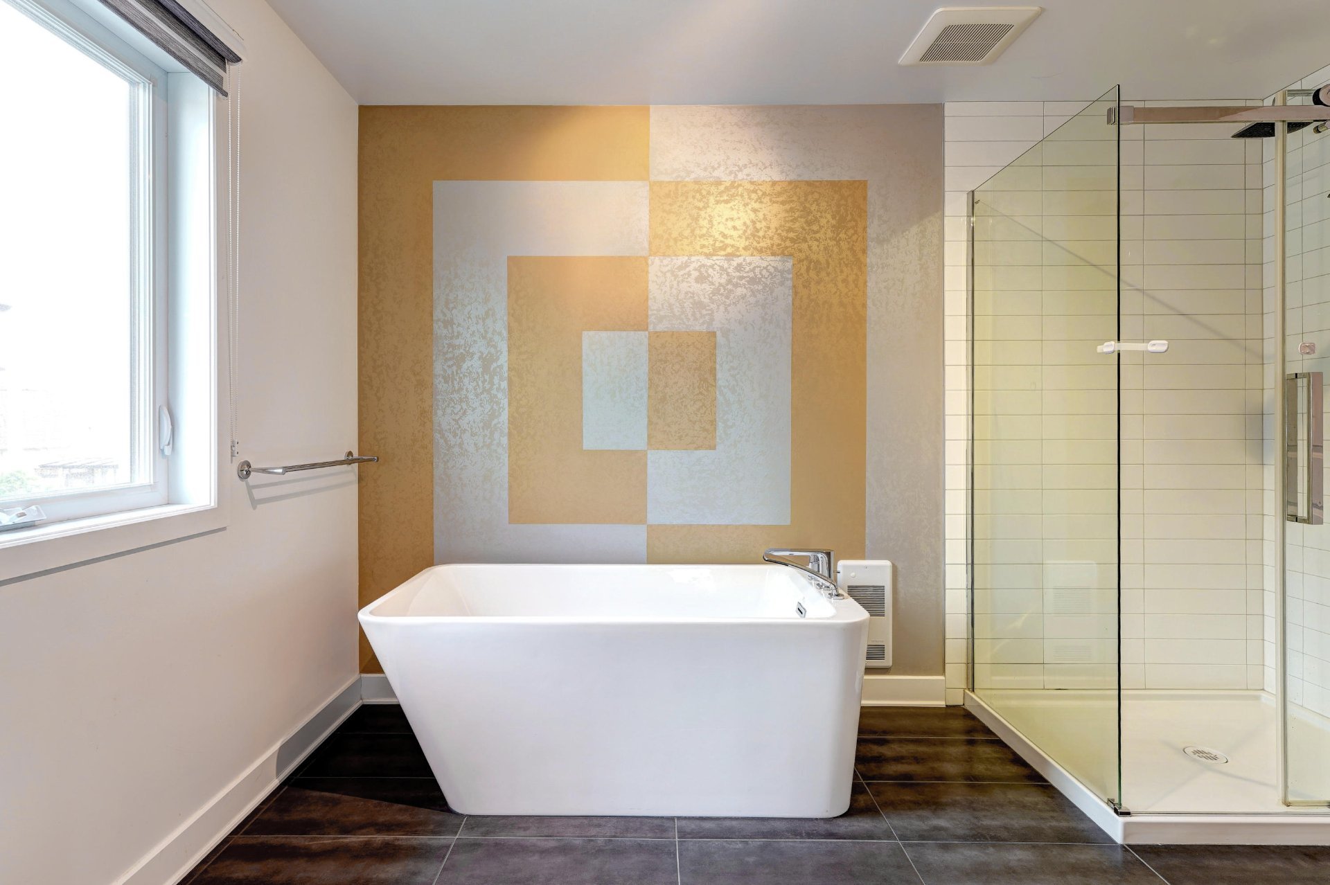 615 4e Avenue, Laval (Fabreville), Quebec H7R4K2, 3 Bedrooms Bedrooms, 12 Rooms Rooms,2 BathroomsBathrooms,Residential,For Sale,4e Avenue,16498129