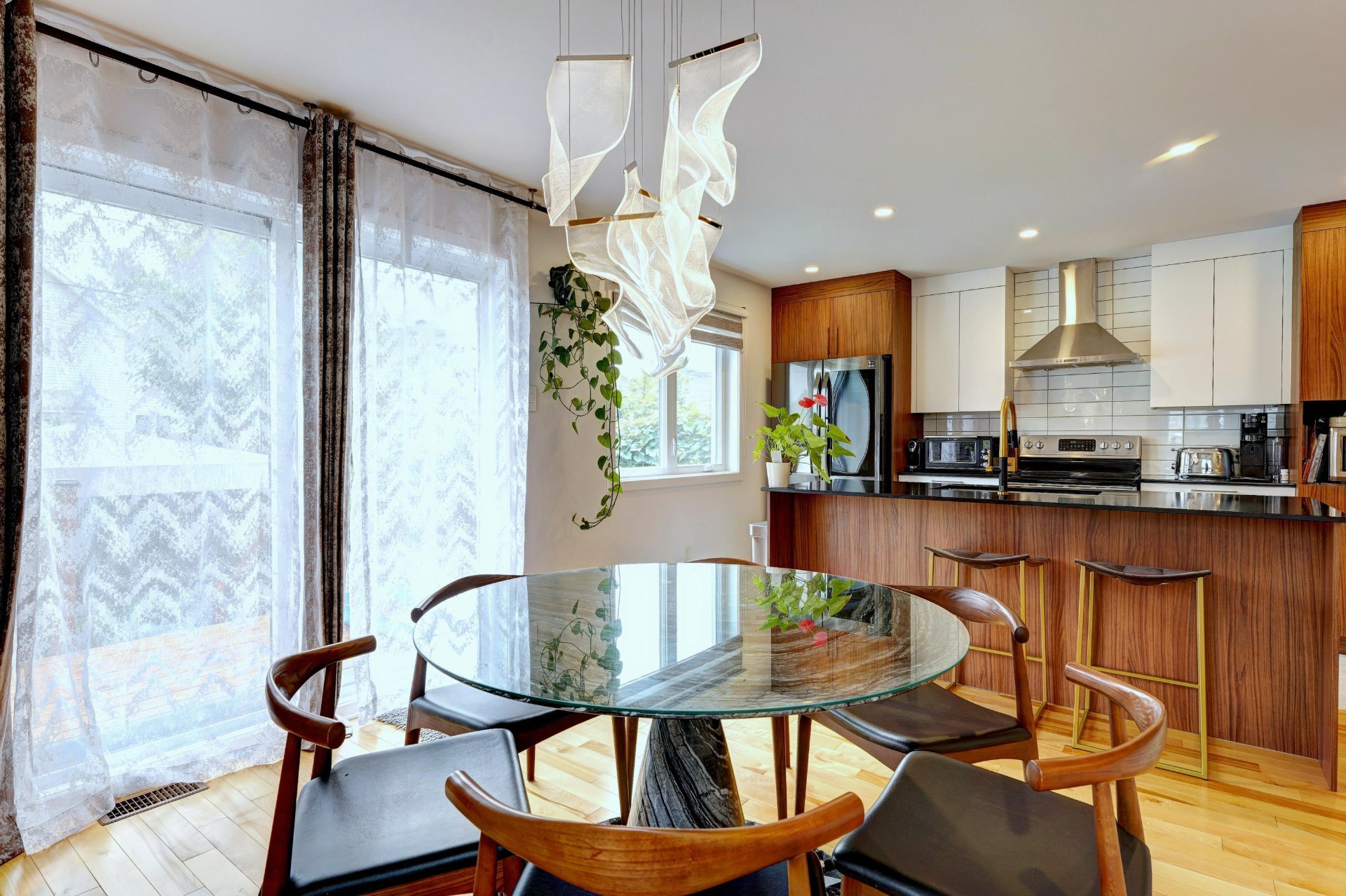 615 4e Avenue, Laval (Fabreville), Quebec H7R4K2, 3 Bedrooms Bedrooms, 12 Rooms Rooms,2 BathroomsBathrooms,Residential,For Sale,4e Avenue,16498129