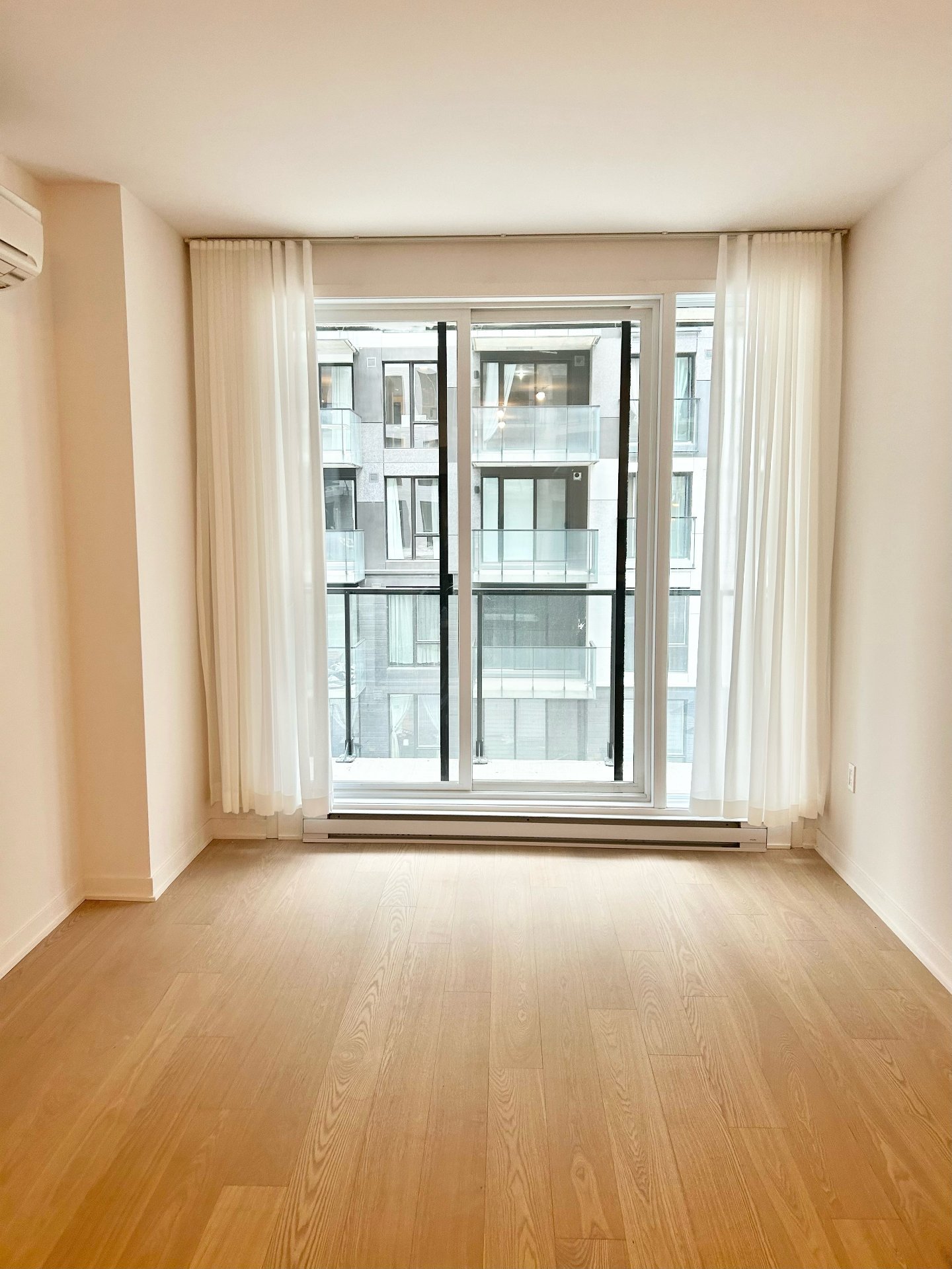 1485 Rue des Bassins, Montréal (Le Sud-Ouest), Quebec H3C1B7, 1 Bedroom Bedrooms, 5 Rooms Rooms,1 BathroomBathrooms,Residential,For Sale,Rue des Bassins,11739344