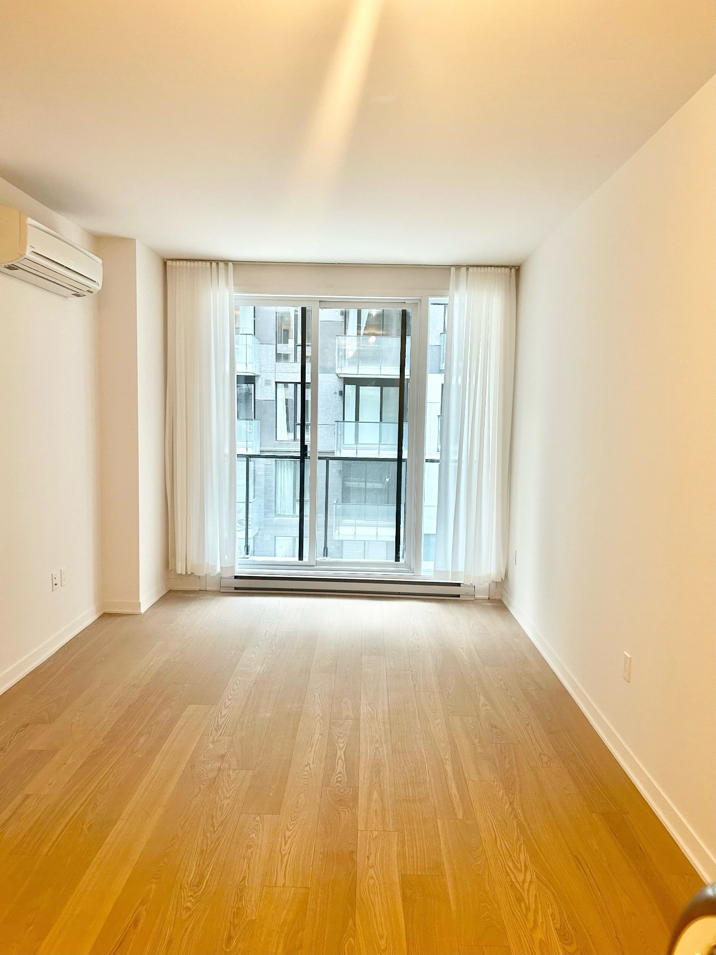 1485 Rue des Bassins, Montréal (Le Sud-Ouest), Quebec H3C1B7, 1 Bedroom Bedrooms, 5 Rooms Rooms,1 BathroomBathrooms,Residential,For Sale,Rue des Bassins,11739344