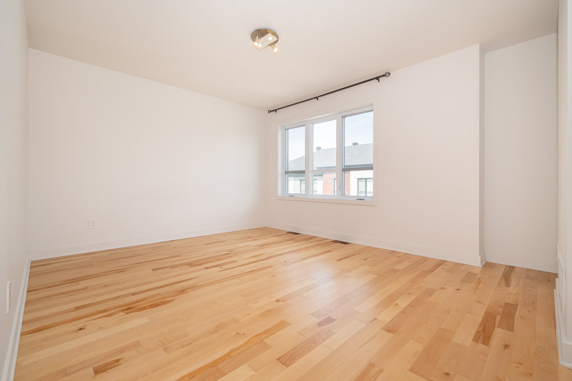 50Z Rue Napoléon, Sainte-Thérèse, Quebec J7E1H6, 4 Chambres Chambres, 10 Chambres Chambres,2 Salle de bainSalle de bain,Résidentiel,À vendre,Rue Napoléon,28435754