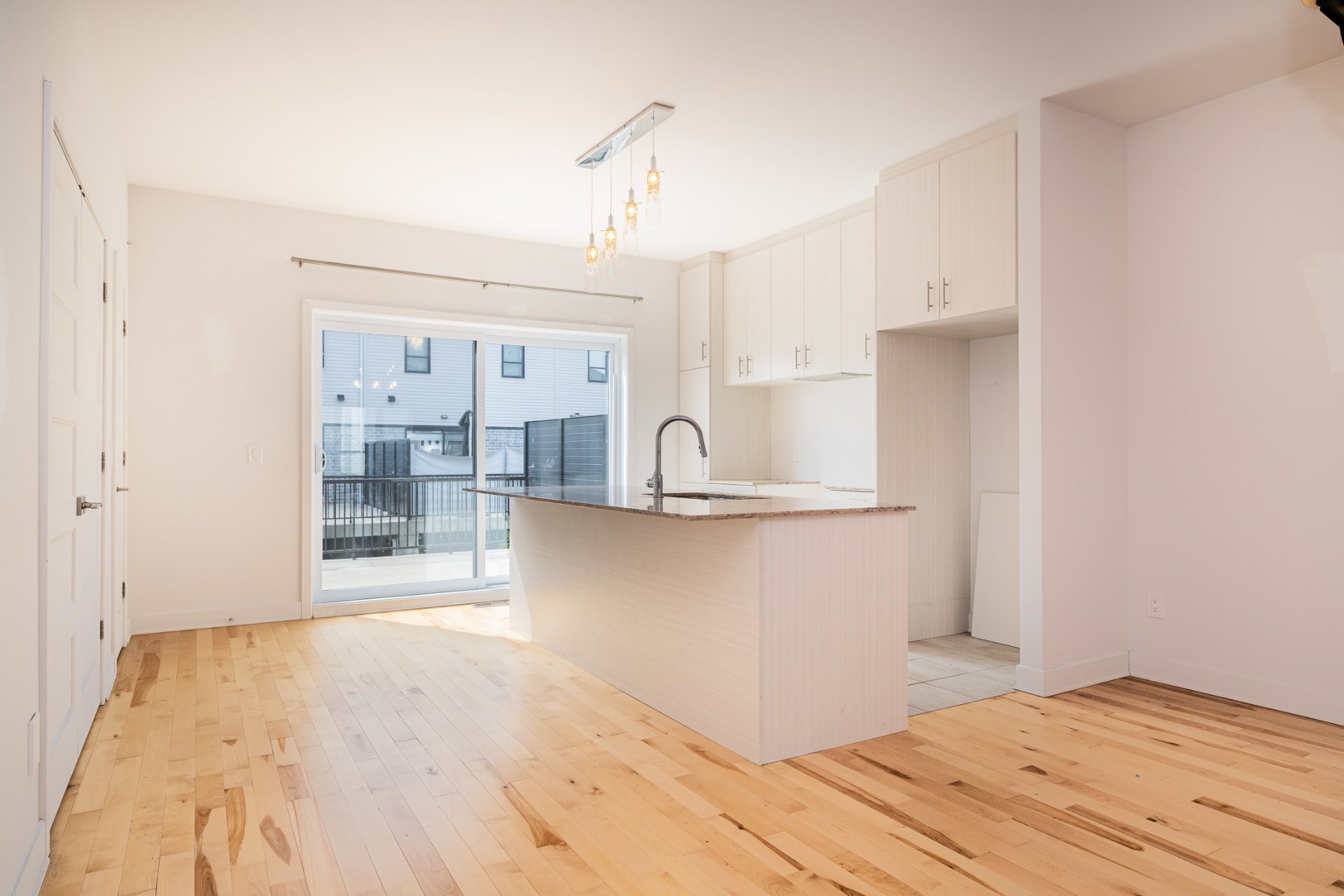 50Z Rue Napoléon, Sainte-Thérèse, Quebec J7E1H6, 4 Chambres Chambres, 10 Chambres Chambres,2 Salle de bainSalle de bain,Résidentiel,À vendre,Rue Napoléon,28435754