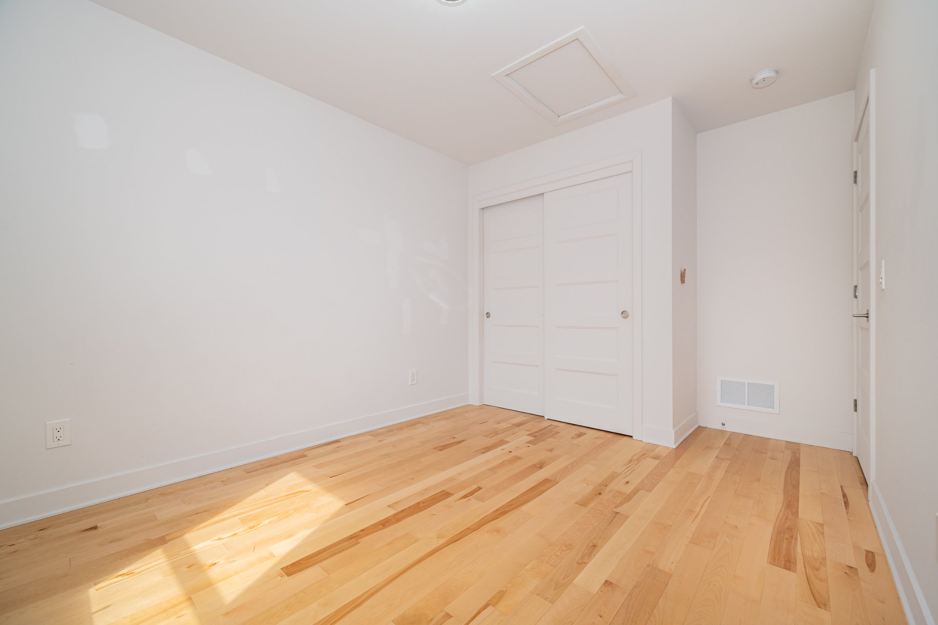 50Z Rue Napoléon, Sainte-Thérèse, Quebec J7E1H6, 4 Chambres Chambres, 10 Chambres Chambres,2 Salle de bainSalle de bain,Résidentiel,À vendre,Rue Napoléon,28435754