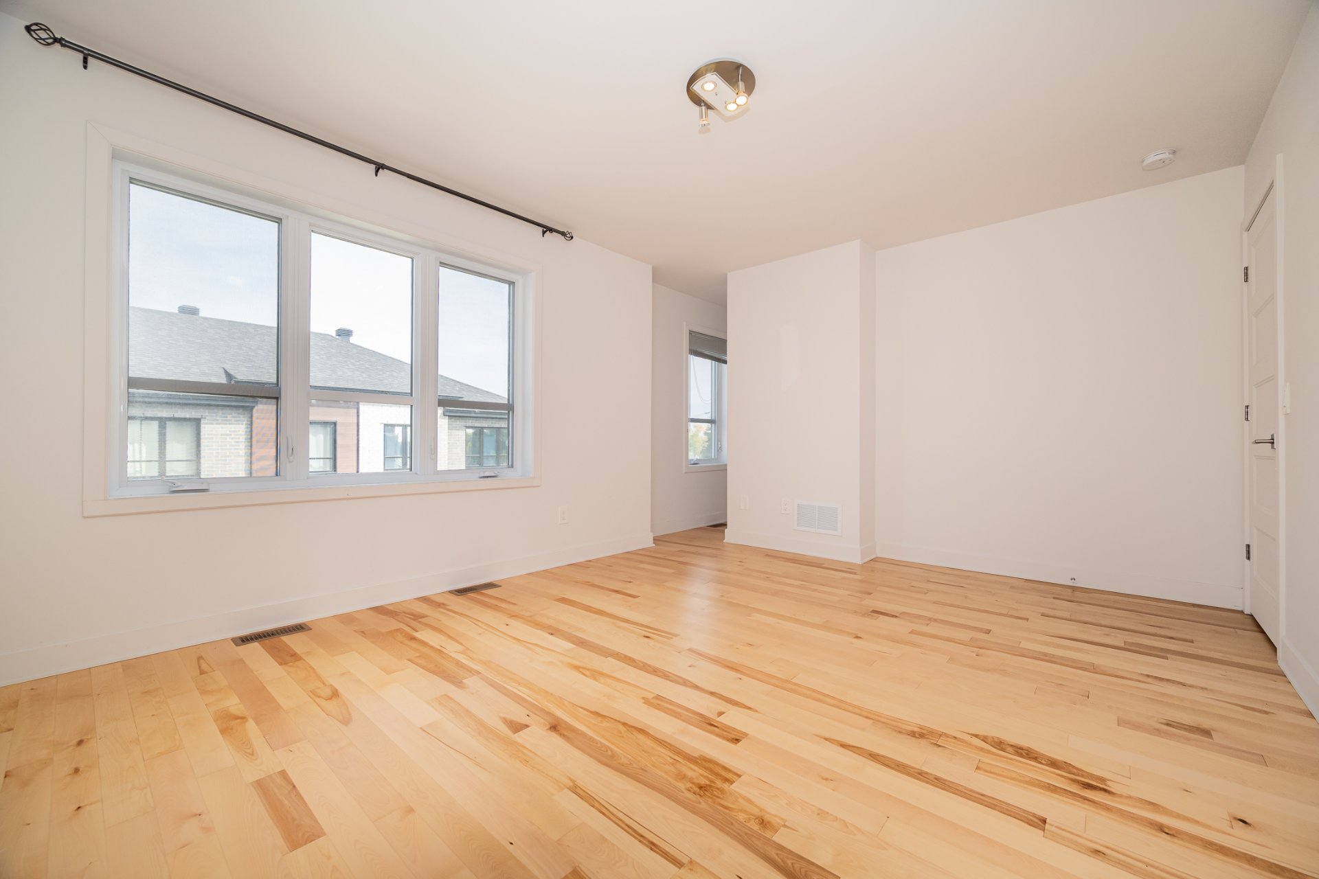 50Z Rue Napoléon, Sainte-Thérèse, Quebec J7E1H6, 4 Chambres Chambres, 10 Chambres Chambres,2 Salle de bainSalle de bain,Résidentiel,À vendre,Rue Napoléon,28435754