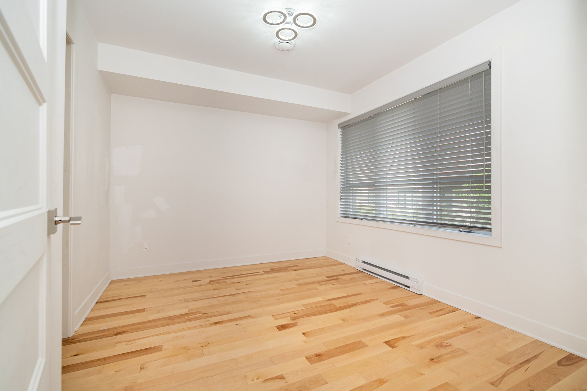 50Z Rue Napoléon, Sainte-Thérèse, Quebec J7E1H6, 4 Chambres Chambres, 10 Chambres Chambres,2 Salle de bainSalle de bain,Résidentiel,À vendre,Rue Napoléon,28435754