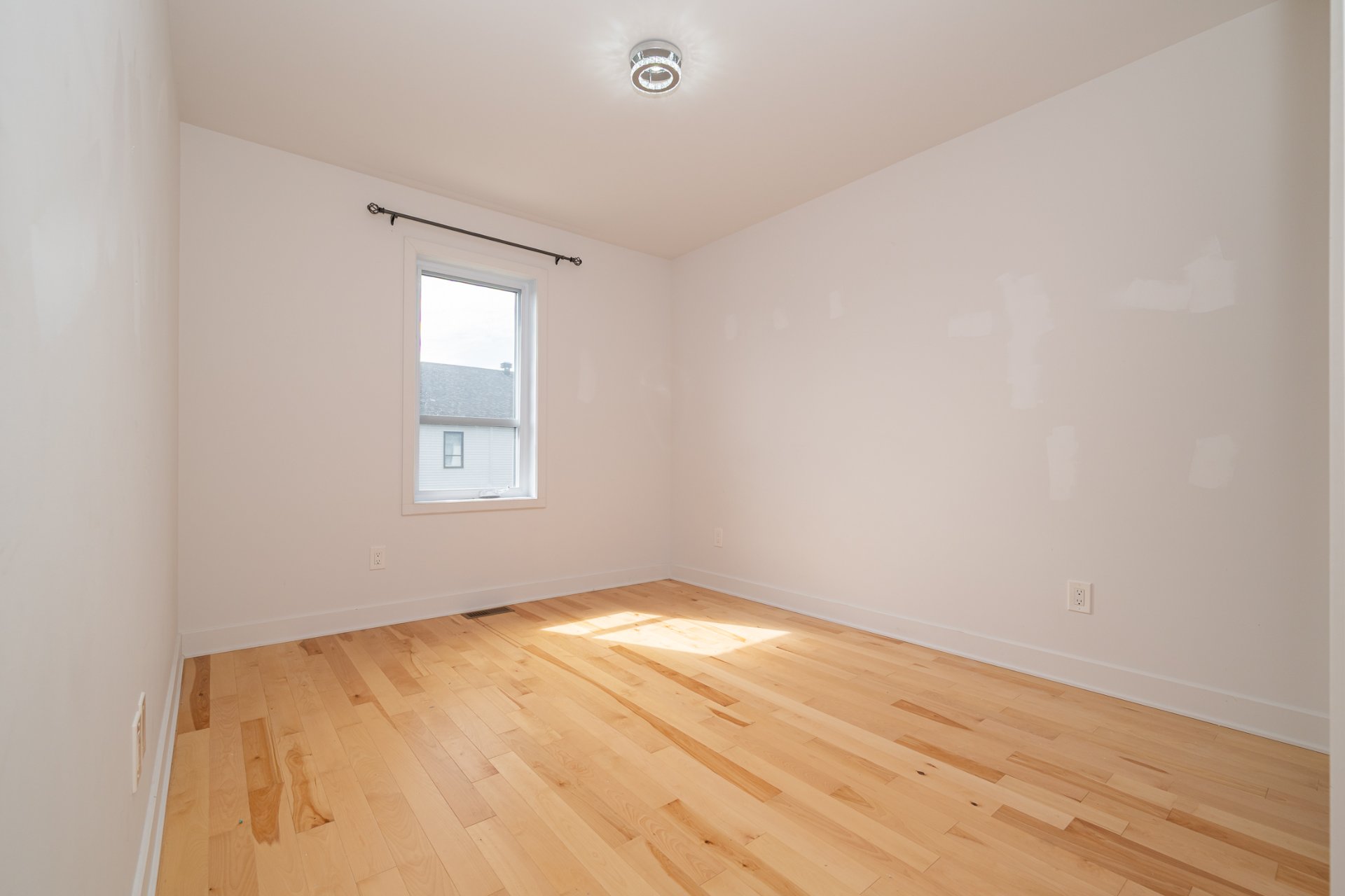 50Z Rue Napoléon, Sainte-Thérèse, Quebec J7E1H6, 4 Chambres Chambres, 10 Chambres Chambres,2 Salle de bainSalle de bain,Résidentiel,À vendre,Rue Napoléon,28435754