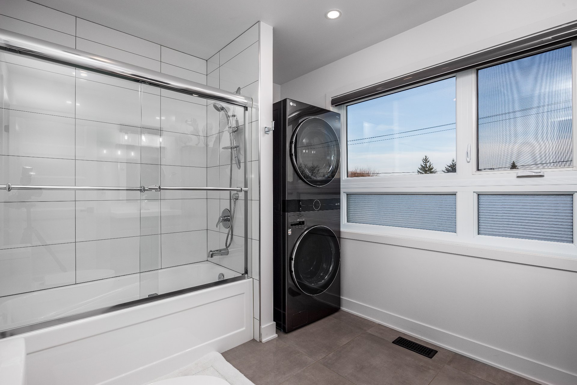 5300 Boul. Westley, Longueuil (Saint-Hubert), Quebec J3Y2T7, 5 Chambres Chambres, 16 Chambres Chambres,3 Salle de bainSalle de bain,Résidentiel,À vendre,Boul. Westley,14143216