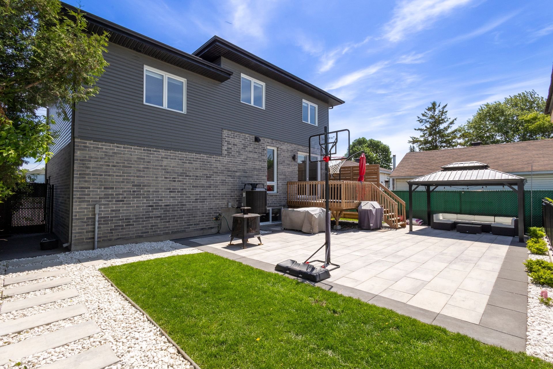 5300 Boul. Westley, Longueuil (Saint-Hubert), Quebec J3Y2T7, 5 Chambres Chambres, 16 Chambres Chambres,3 Salle de bainSalle de bain,Résidentiel,À vendre,Boul. Westley,14143216