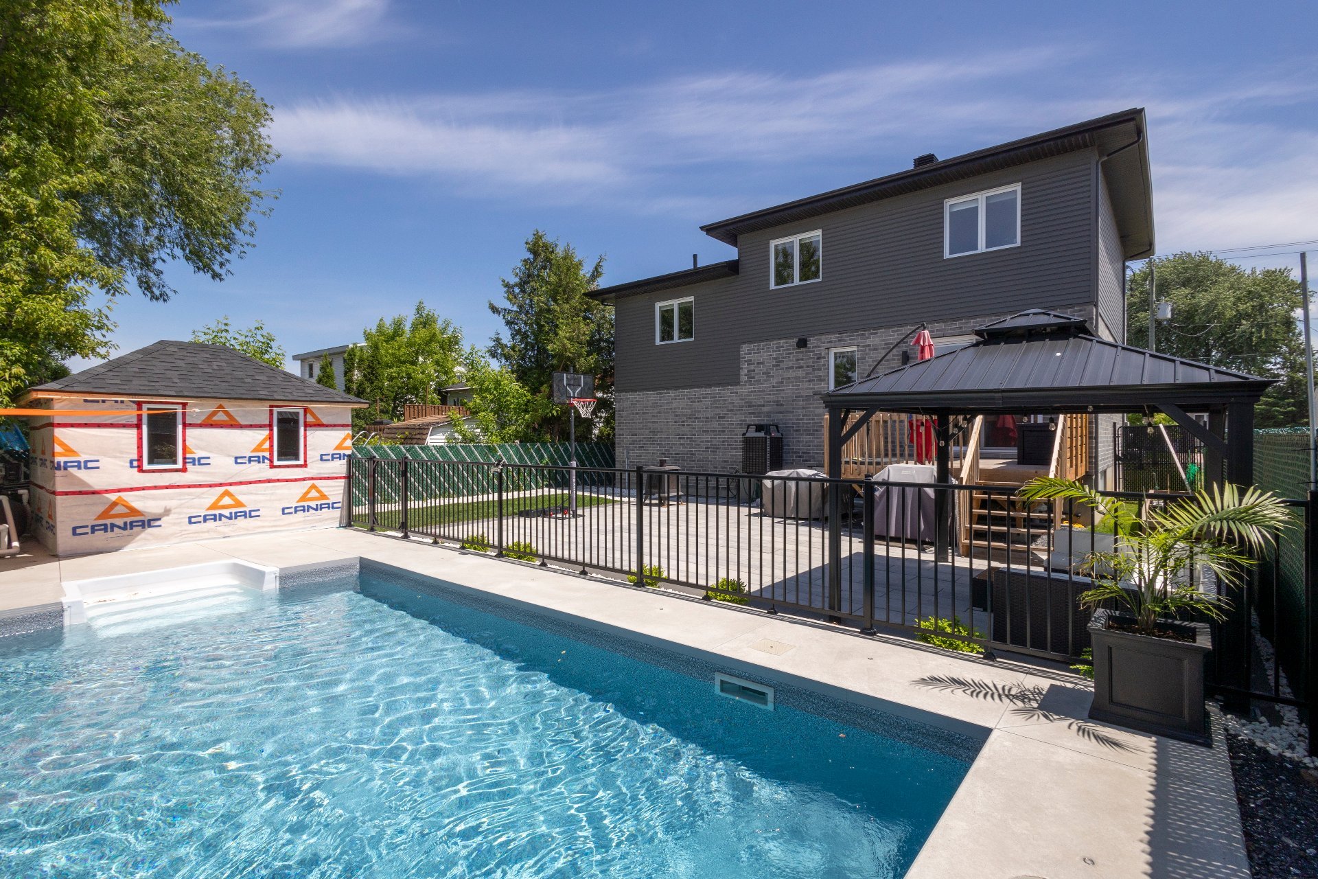 5300 Boul. Westley, Longueuil (Saint-Hubert), Quebec J3Y2T7, 5 Chambres Chambres, 16 Chambres Chambres,3 Salle de bainSalle de bain,Résidentiel,À vendre,Boul. Westley,14143216