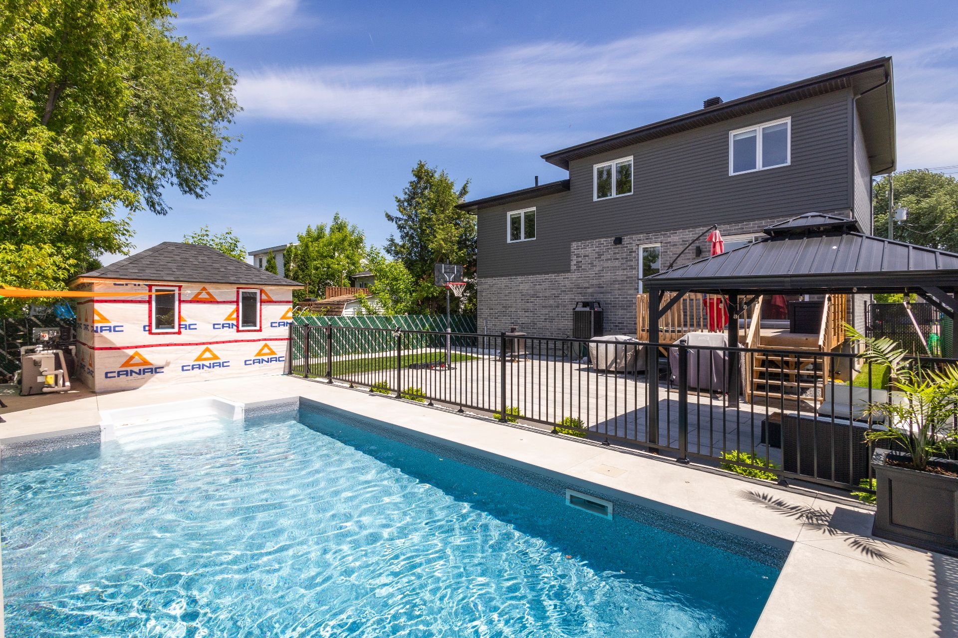 5300 Boul. Westley, Longueuil (Saint-Hubert), Quebec J3Y2T7, 5 Chambres Chambres, 16 Chambres Chambres,3 Salle de bainSalle de bain,Résidentiel,À vendre,Boul. Westley,14143216