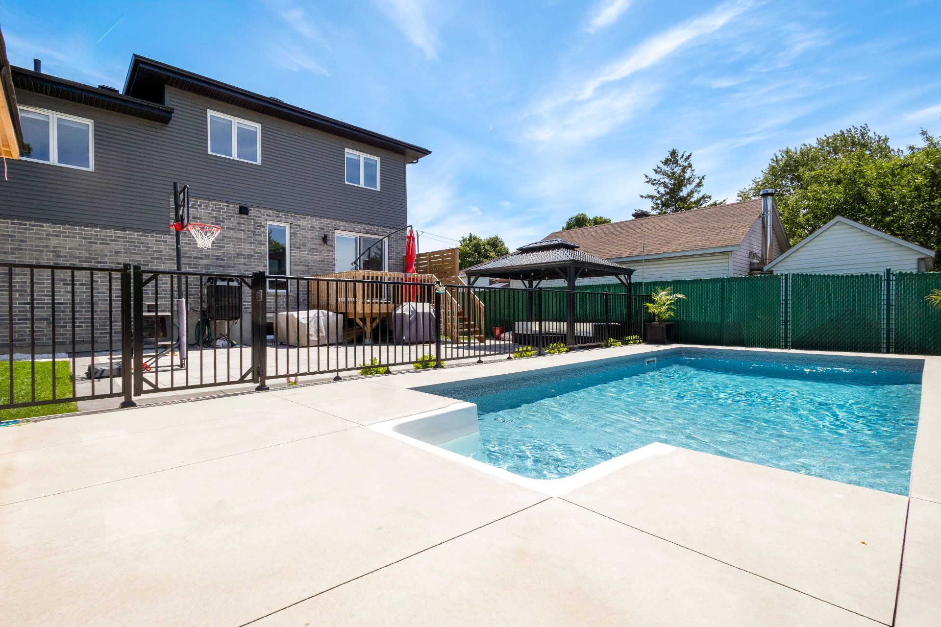 5300 Boul. Westley, Longueuil (Saint-Hubert), Quebec J3Y2T7, 5 Chambres Chambres, 16 Chambres Chambres,3 Salle de bainSalle de bain,Résidentiel,À vendre,Boul. Westley,14143216