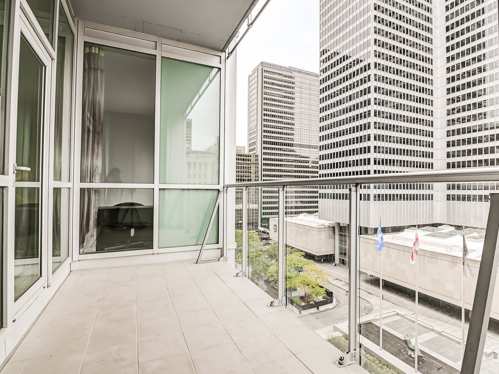 1225 Boul. Robert-Bourassa, Montréal (Ville-Marie), Quebec H3B9A9, 2 Chambres Chambres, 6 Chambres Chambres,1 Salle de bainsSalle de bain,Résidentiel,À vendre,Boul. Robert-Bourassa,26239667