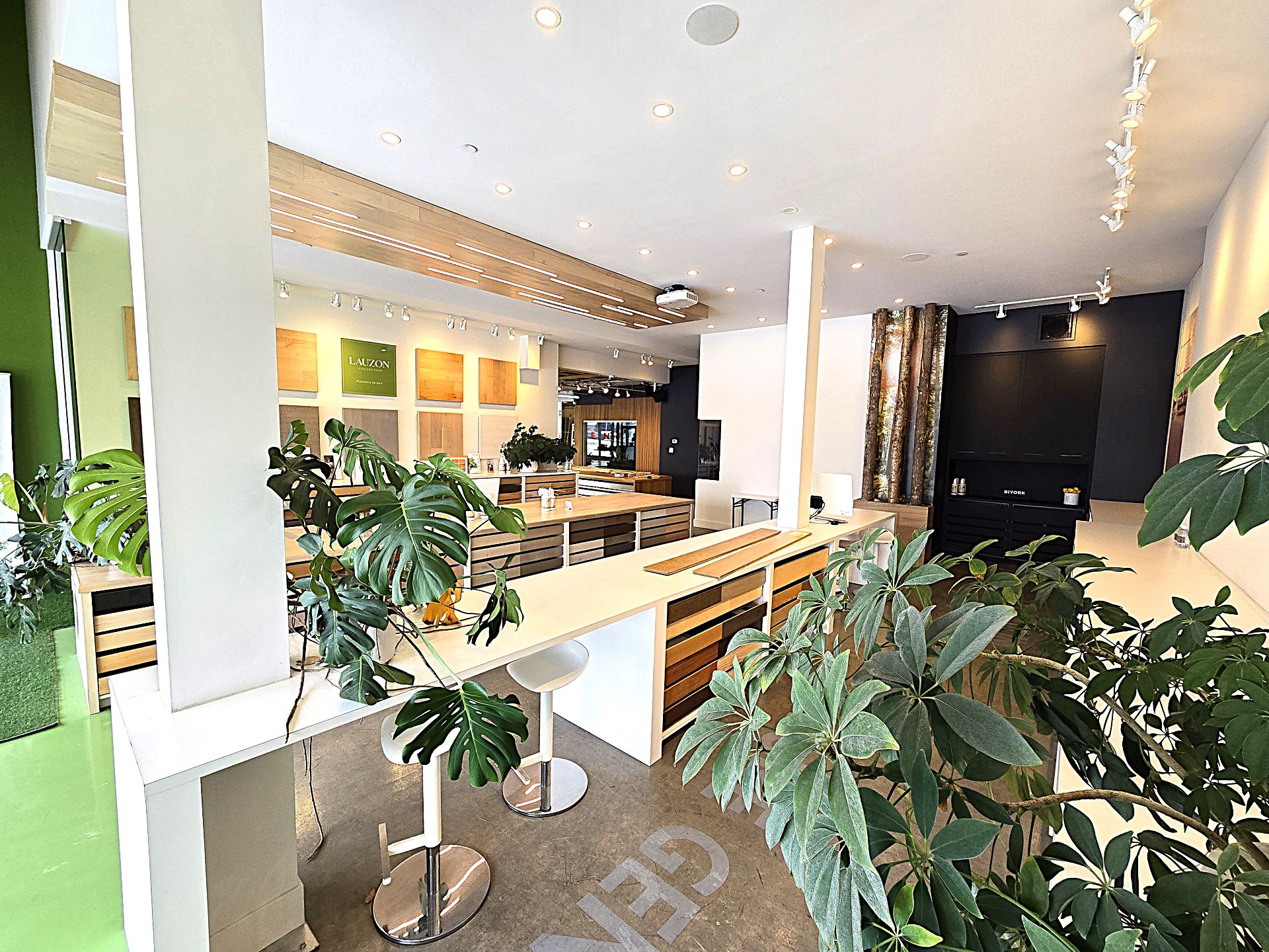 1645 Desserte Nord Laval (A-440) O., Laval (Chomedey), Quebec H7L3W3, ,Industriel,For Rent,Desserte Nord Laval (A-440) O.,20710019