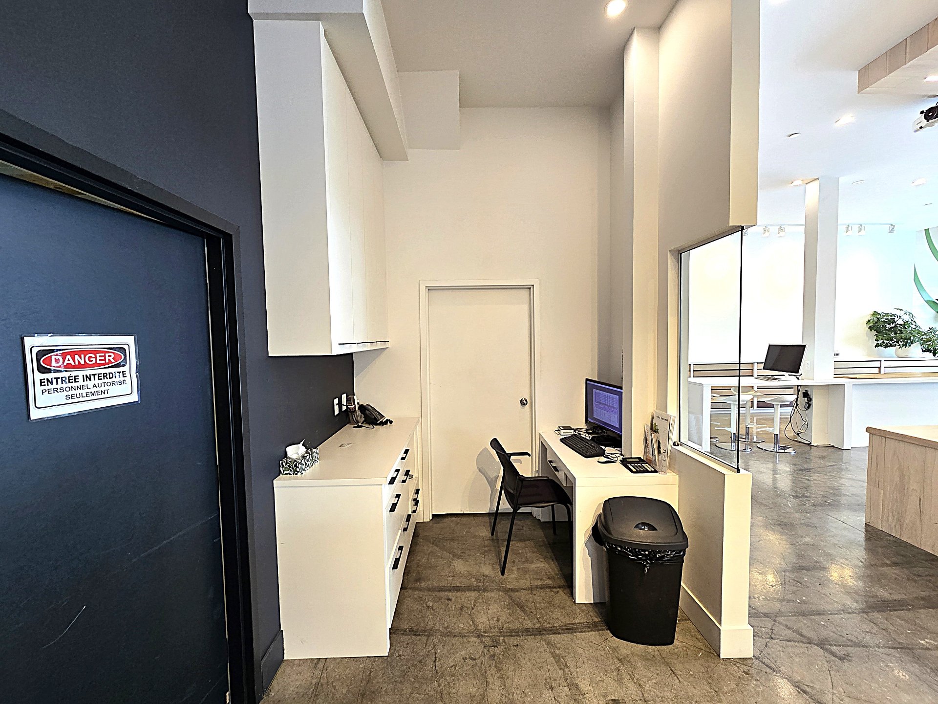 1645 Desserte Nord Laval (A-440) O., Laval (Chomedey), Quebec H7L3W3, ,Industriel,For Rent,Desserte Nord Laval (A-440) O.,20710019