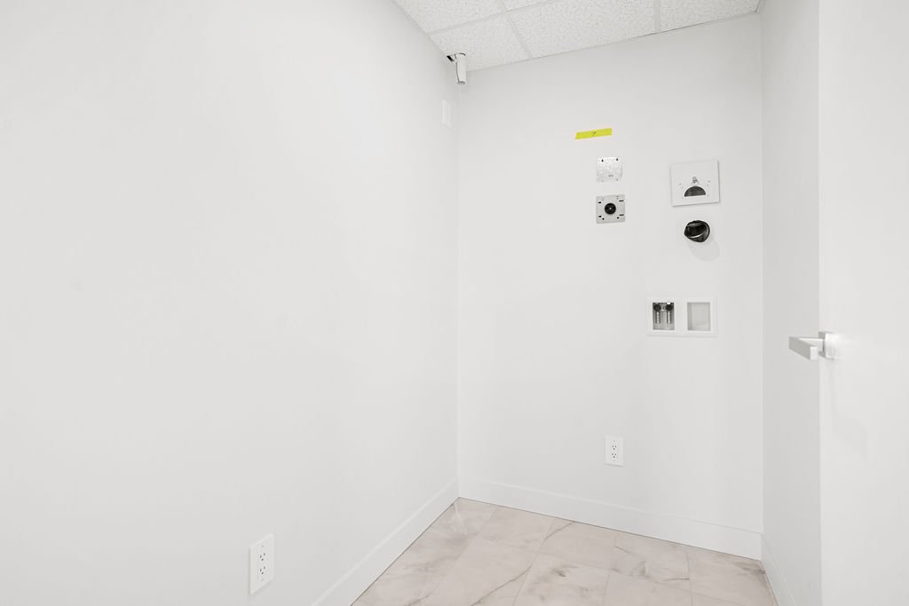 3671 Av. Jean-Béraud, Laval (Chomedey), Quebec H7T0S3, 2 Chambres Chambres, 10 Chambres Chambres,2 Salle de bainSalle de bain,Résidentiel,À vendre,Av. Jean-Béraud,26322888