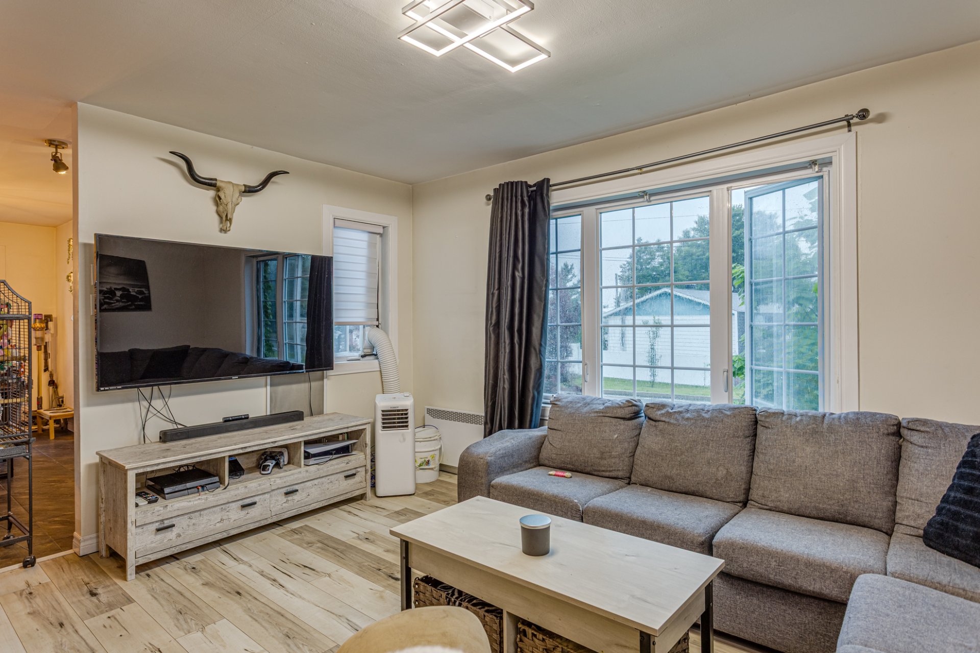 206 1re Avenue, Sainte-Anne-des-Plaines, Quebec J5N0A7, 4 Bedrooms Bedrooms, 10 Rooms Rooms,2 BathroomsBathrooms,Residential,For Sale,1re Avenue,21392332