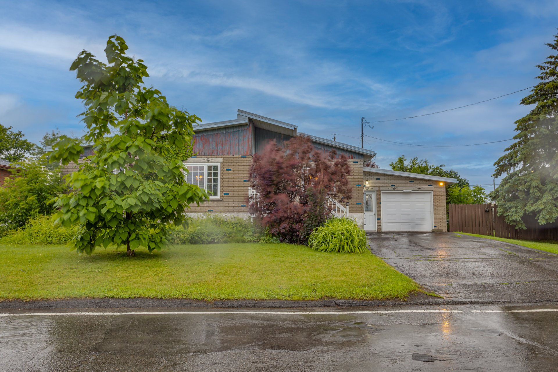 206 1re Avenue, Sainte-Anne-des-Plaines, Quebec J5N0A7, 4 Bedrooms Bedrooms, 10 Rooms Rooms,2 BathroomsBathrooms,Residential,For Sale,1re Avenue,21392332