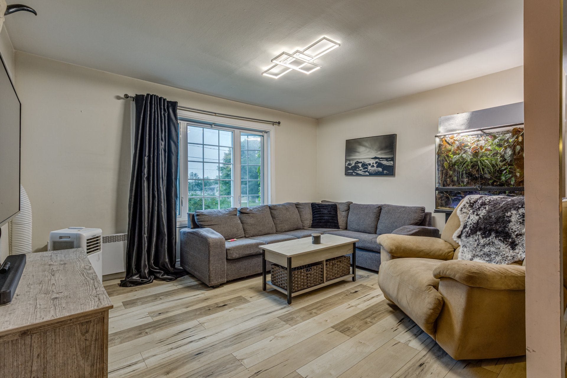 206 1re Avenue, Sainte-Anne-des-Plaines, Quebec J5N0A7, 4 Bedrooms Bedrooms, 10 Rooms Rooms,2 BathroomsBathrooms,Residential,For Sale,1re Avenue,21392332