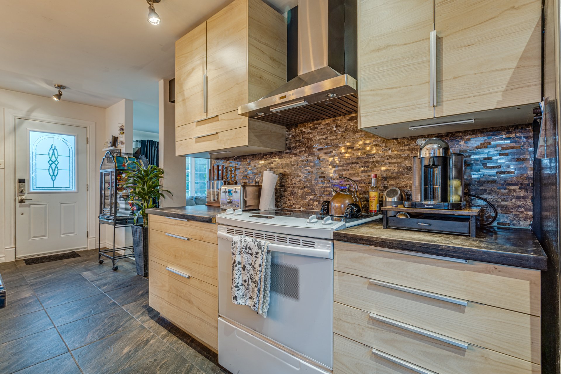 206 1re Avenue, Sainte-Anne-des-Plaines, Quebec J5N0A7, 4 Bedrooms Bedrooms, 10 Rooms Rooms,2 BathroomsBathrooms,Residential,For Sale,1re Avenue,21392332