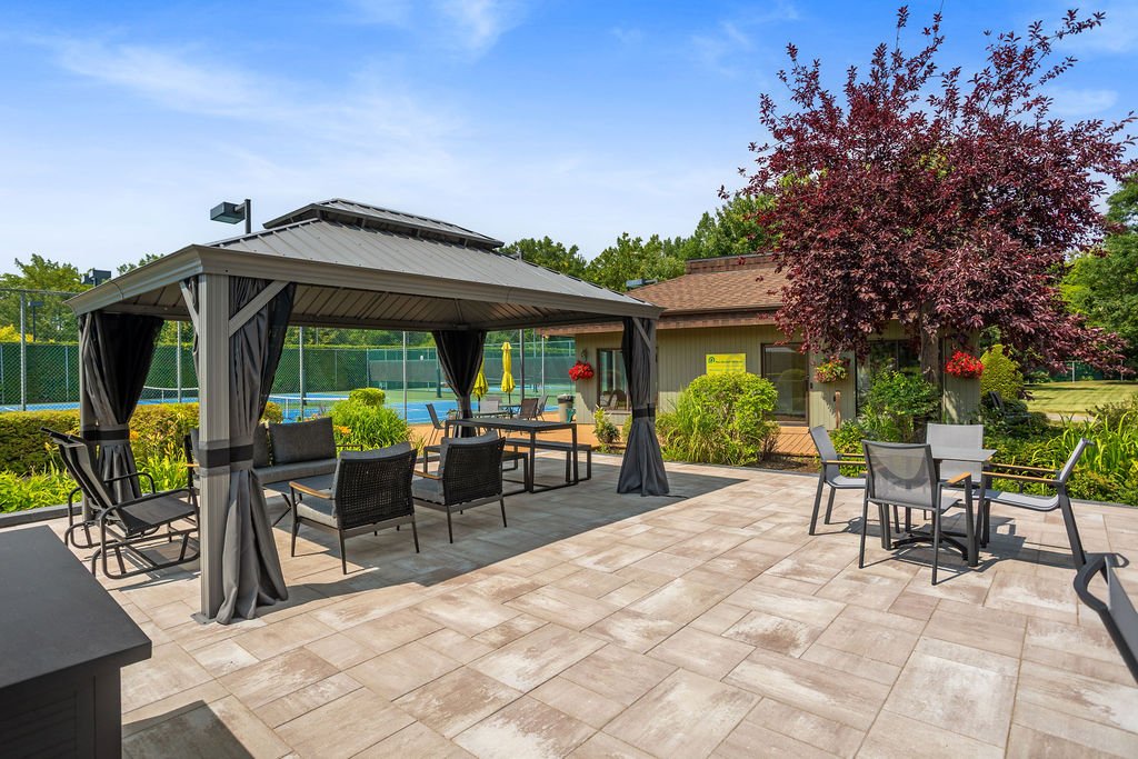 4520 Prom. Paton, Laval (Chomedey), Quebec H7W4X1, 2 Bedrooms Bedrooms, 6 Rooms Rooms,2 BathroomsBathrooms,Residential,For Sale,Prom. Paton,9852355