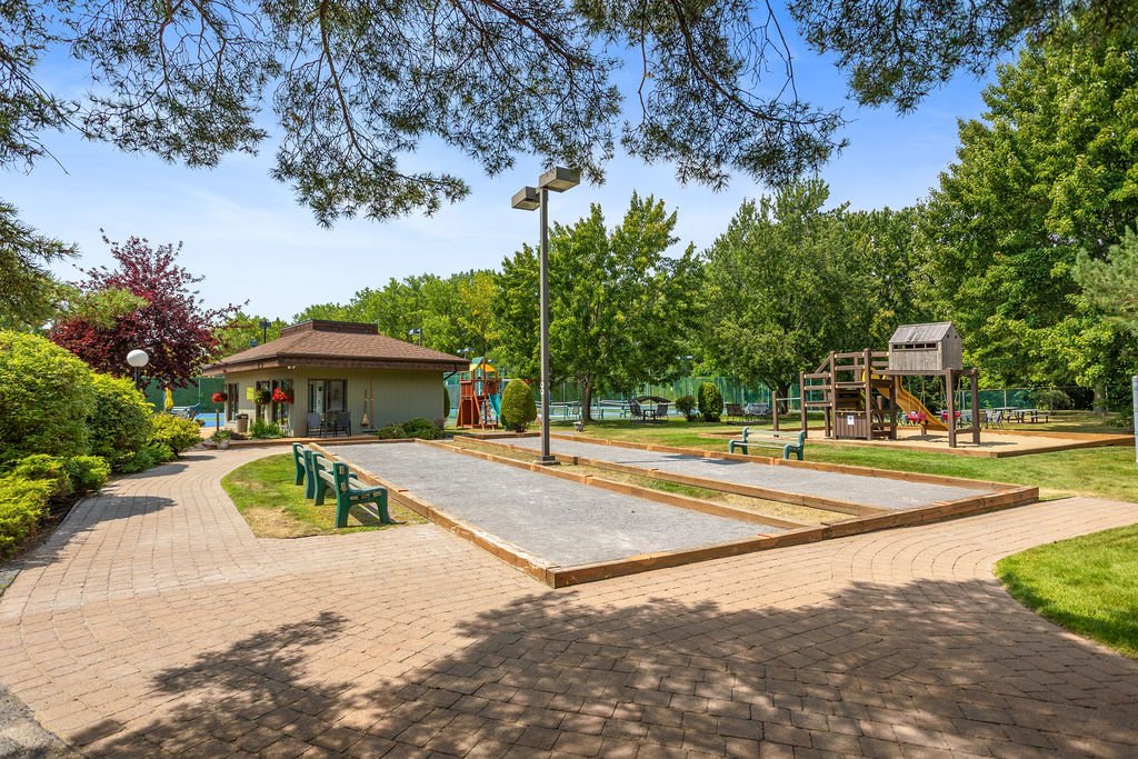 4520 Prom. Paton, Laval (Chomedey), Quebec H7W4X1, 2 Bedrooms Bedrooms, 6 Rooms Rooms,2 BathroomsBathrooms,Residential,For Sale,Prom. Paton,9852355