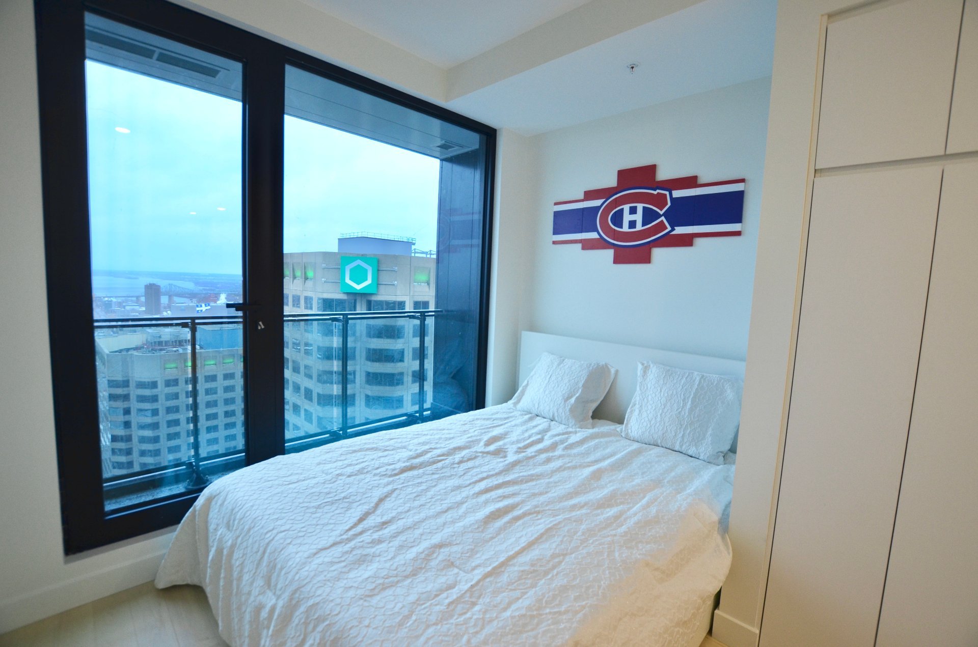 1210 Rue Jeanne-Mance, Montréal (Ville-Marie), Quebec H2X1M1, 1 Bedroom Bedrooms, 4 Rooms Rooms,1 BathroomBathrooms,Residential,For Rent,Rue Jeanne-Mance,11509133