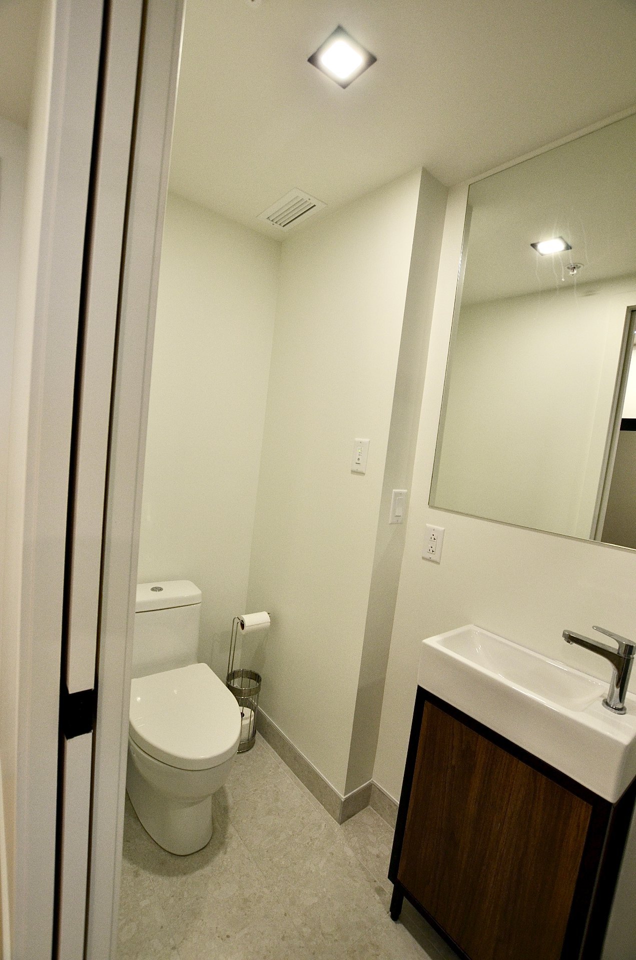 1210 Rue Jeanne-Mance, Montréal (Ville-Marie), Quebec H2X1M1, 1 Bedroom Bedrooms, 4 Rooms Rooms,1 BathroomBathrooms,Residential,For Rent,Rue Jeanne-Mance,11509133